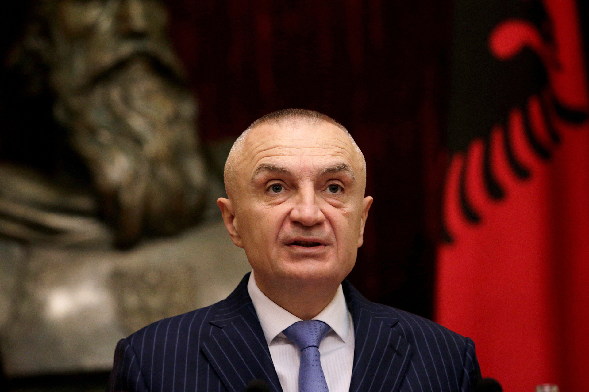 الرئيس الألباني السابق إلير ميتا في مرمى الاتهام: فساد وغسل أموال يهددان مسيرته السياسية