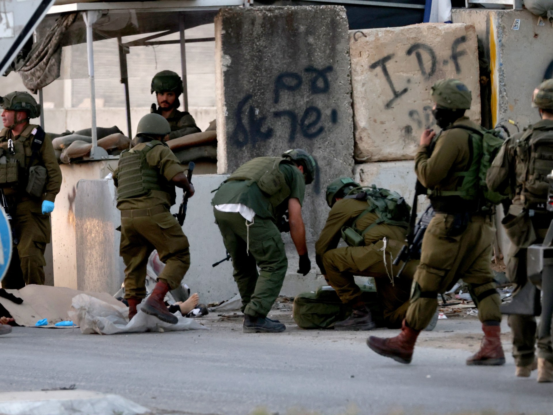 عاجل | إذاعة الجيش الإسرائيلي: الجيش قتل مسلحا في قرية بورقين بالضفة ويتم التحقق إذا كان هو منفذ العملية قرب سلفيت