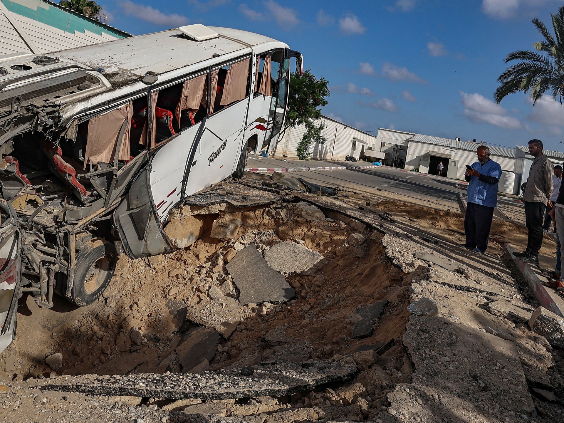 **كارثة صحية في غزة: توقف آخر مستشفى لعلاج السرطان والقلب عن العمل بسبب القصف**