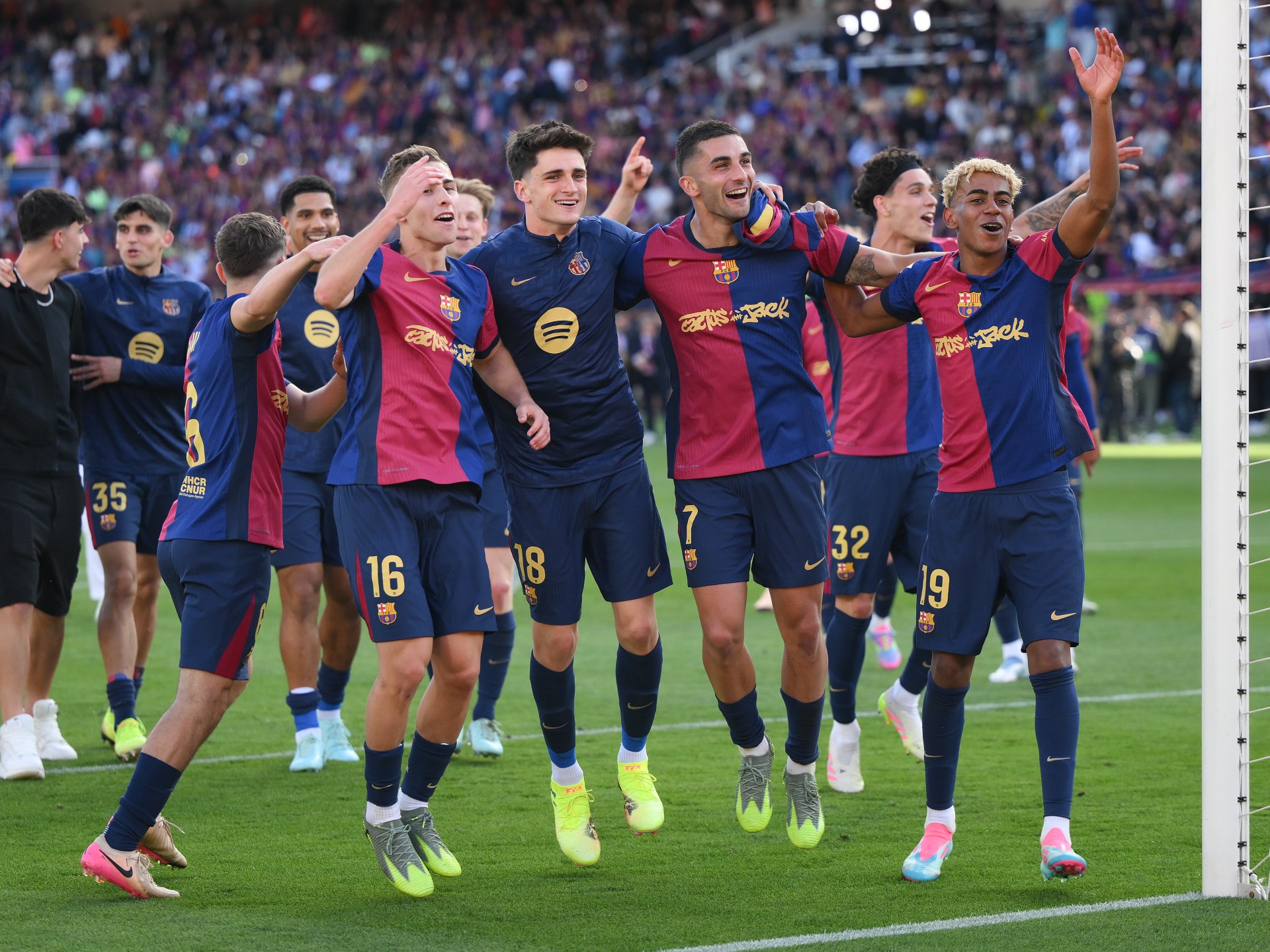 برشلونة 2025: نحو إنجاز تاريخي جديد في الليغا تحت قيادة فليك!