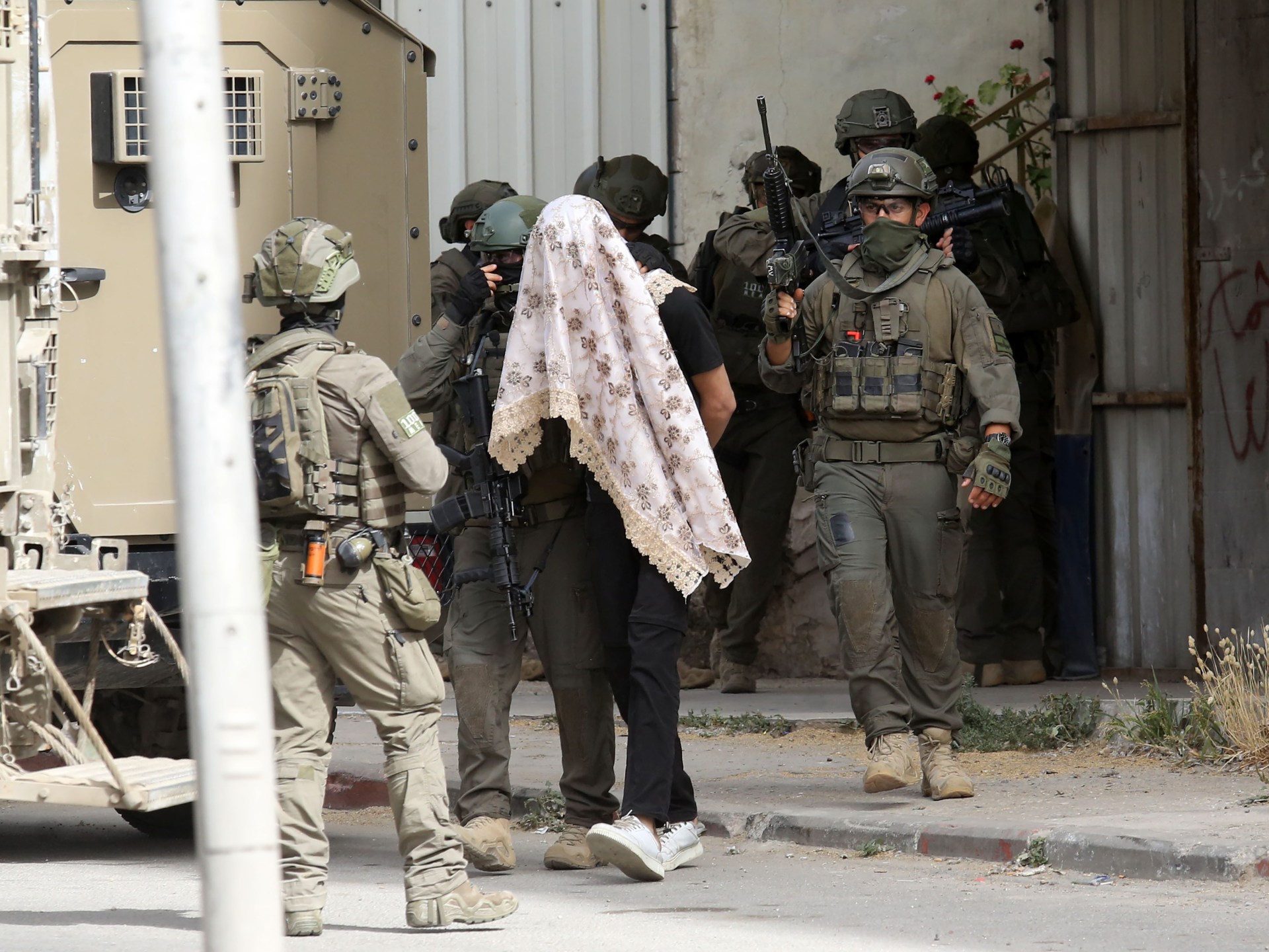 مصابون واعتقالات باقتحامات للجيش الإسرائيلي بالضفة