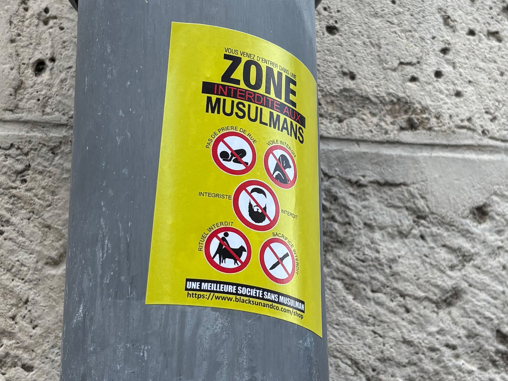 ملصقات عنصرية تستهدف المسلمين تشعل الغضب في أورليان: تحقيق رسمي و إدانة واسعة