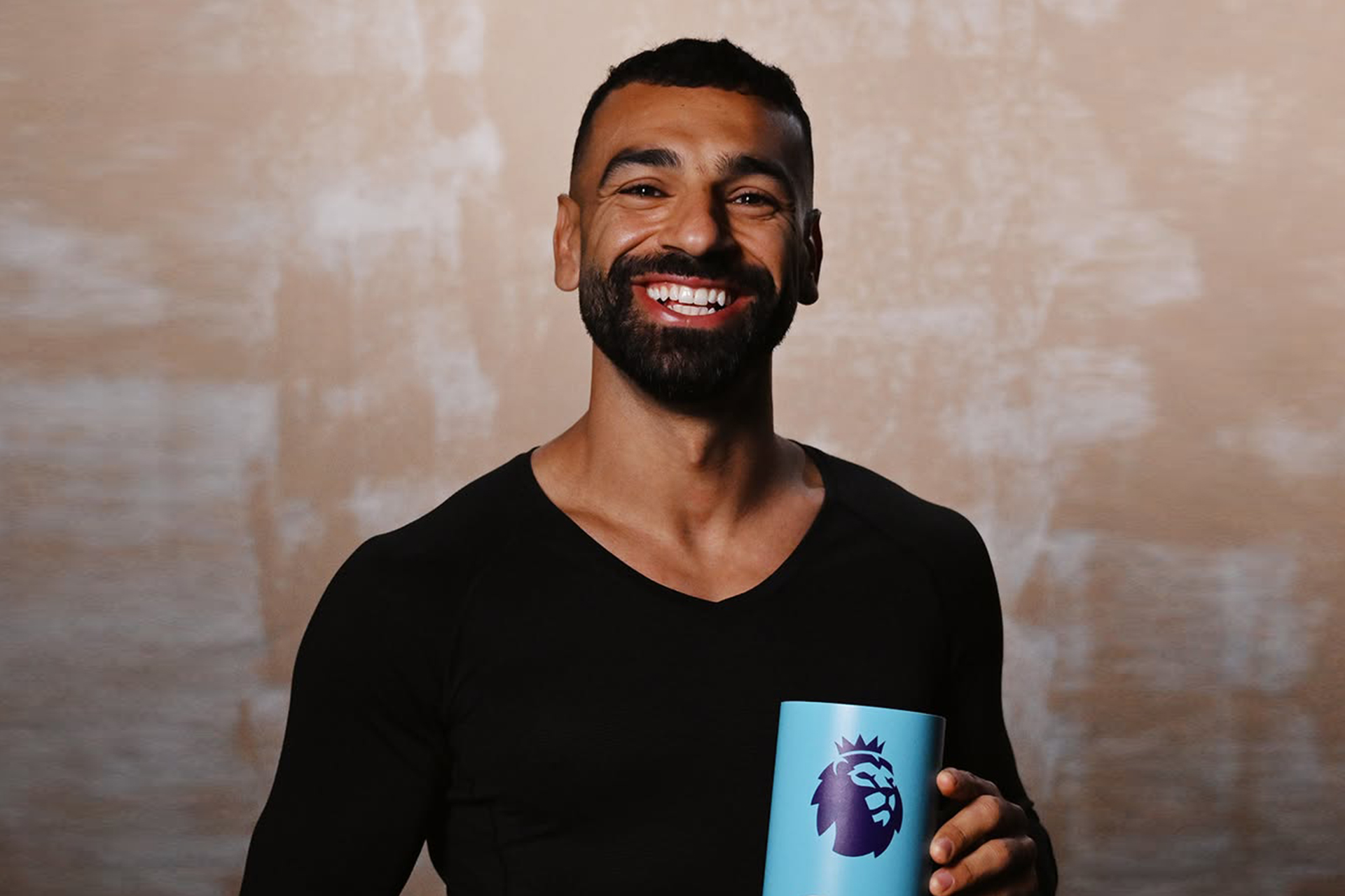 محمد صلاح يتربع على عرش الدوري الإنجليزي: جائزة أفضل لاعب للمرة الثانية وإنجازات تاريخية في موسم استثنائي