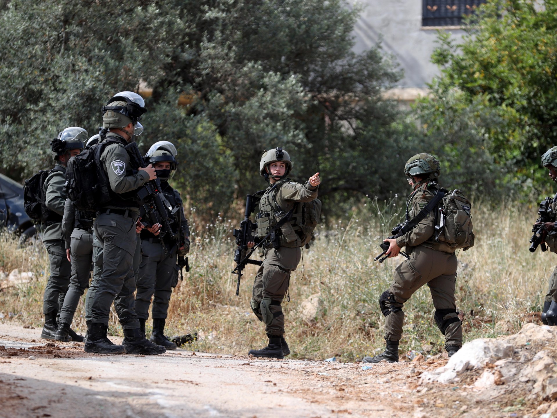 تصعيد بالضفة: إصابات في الخليل ورام الله.. وتدنيس مسجد في طولكرم برفع العلم الإسرائيلي