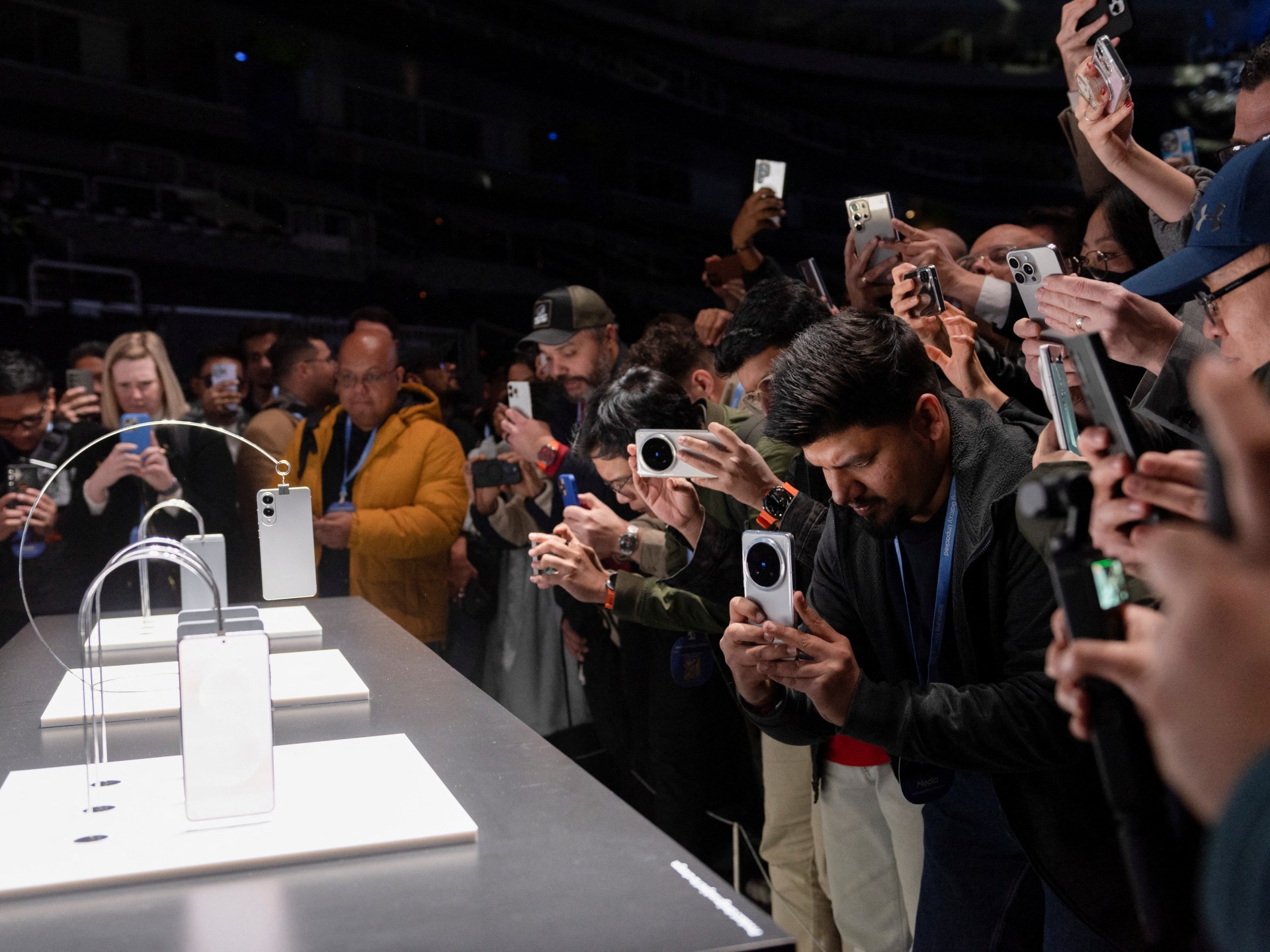 "غلاكسي إس 25 إدج".. ما الذي ضحت به سامسونغ من أجل التصميم الأنيق؟