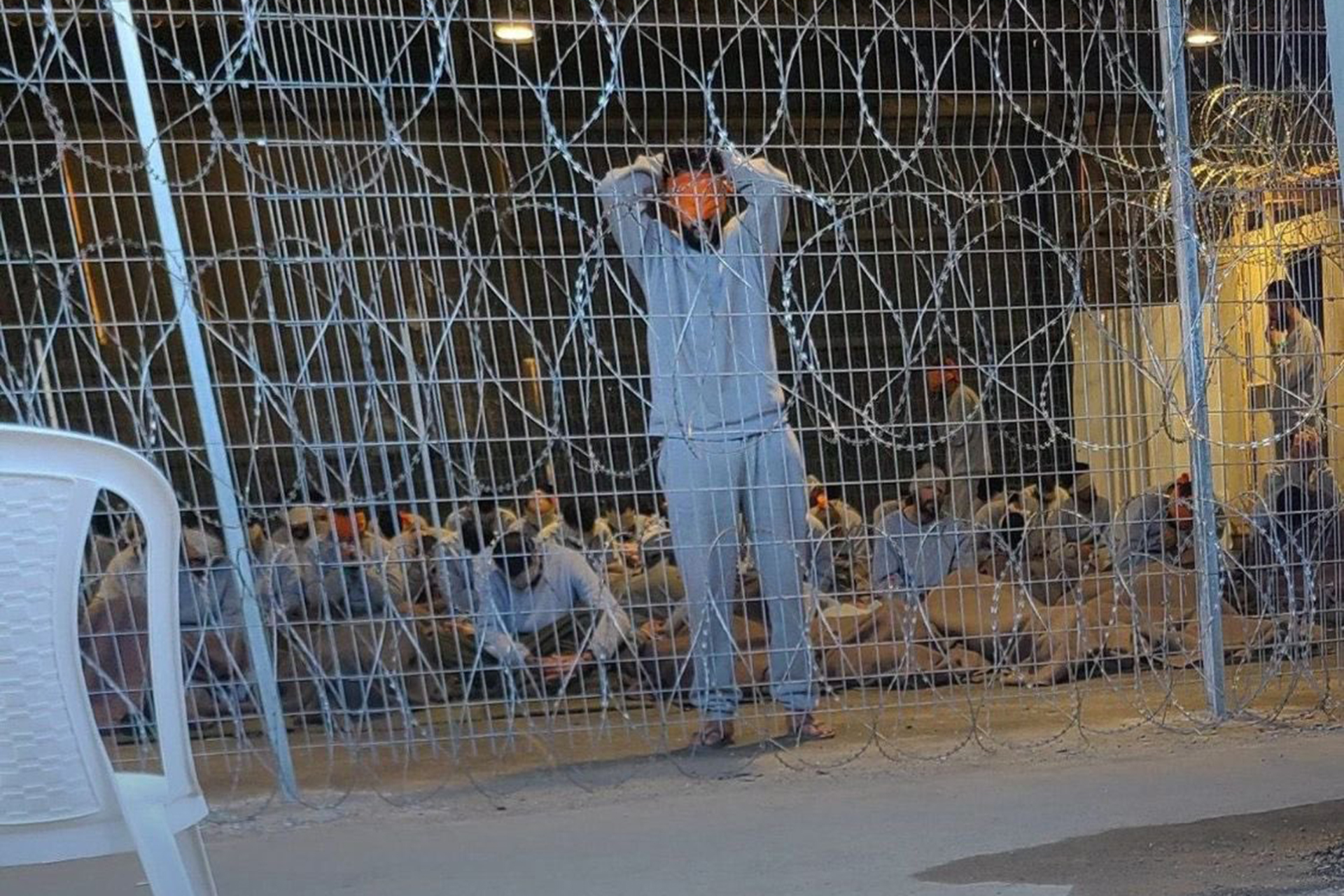 جندي إسرائيلي: فلسطينيون دخلوا معتقل سدي تيمان أحياء وخرجوا في أكياس