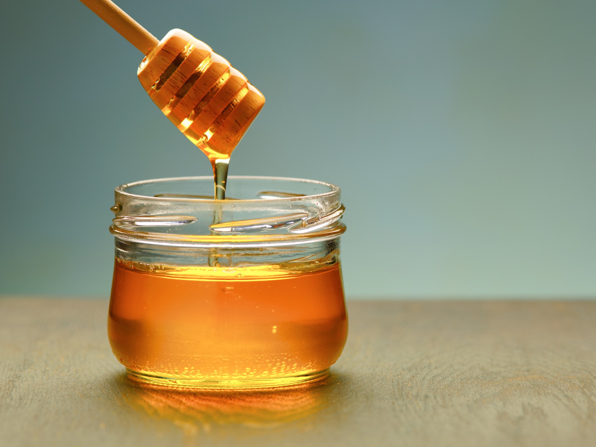 **كيف تكشف العسل المغشوش في منزلك؟ اختبارات بسيطة لضمان الجودة والنقاء**