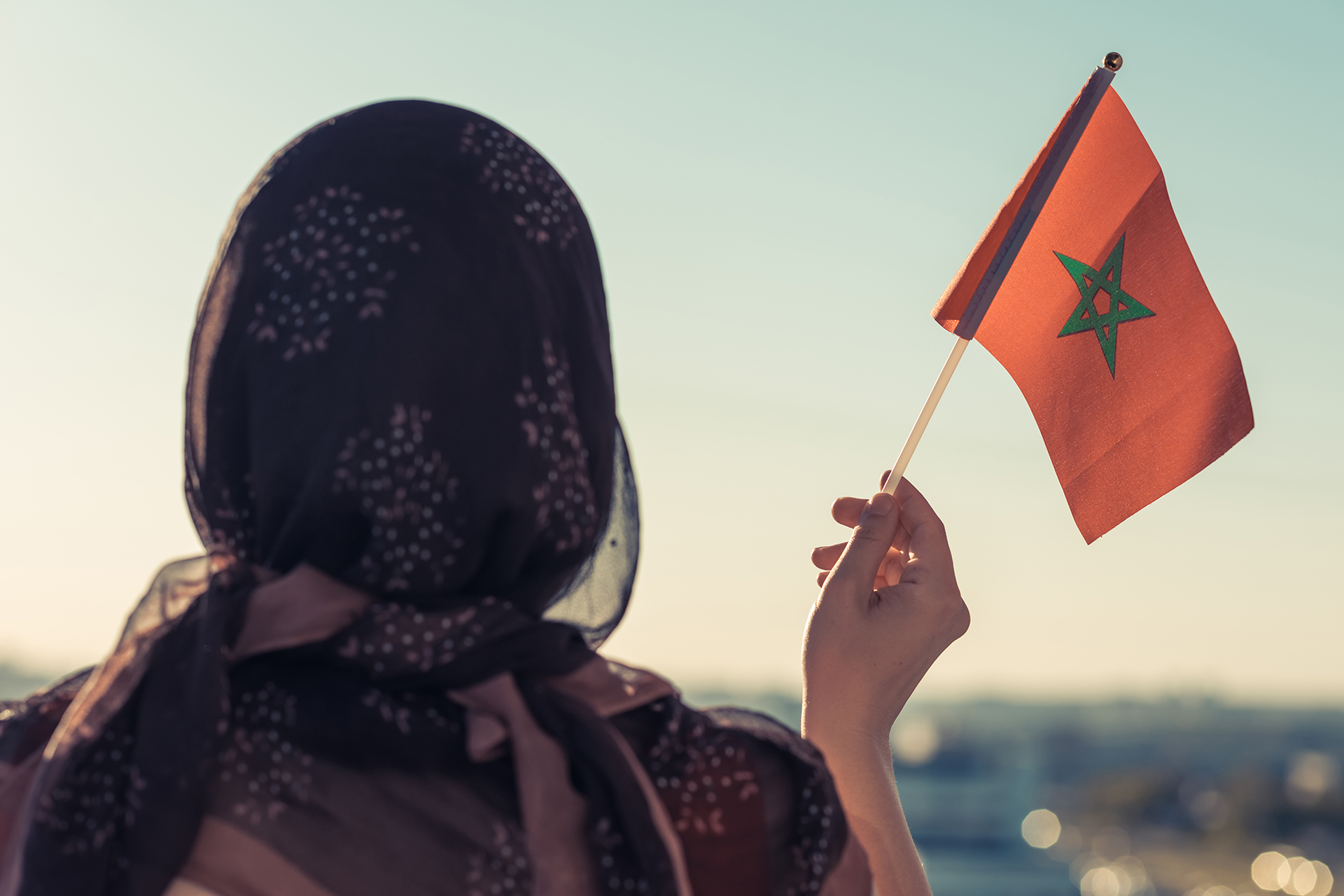 رجال ونساء بمريلة المطبخ.. مغربيات يتظاهرن للمطالبة بالمساواة في أعمال المنزل