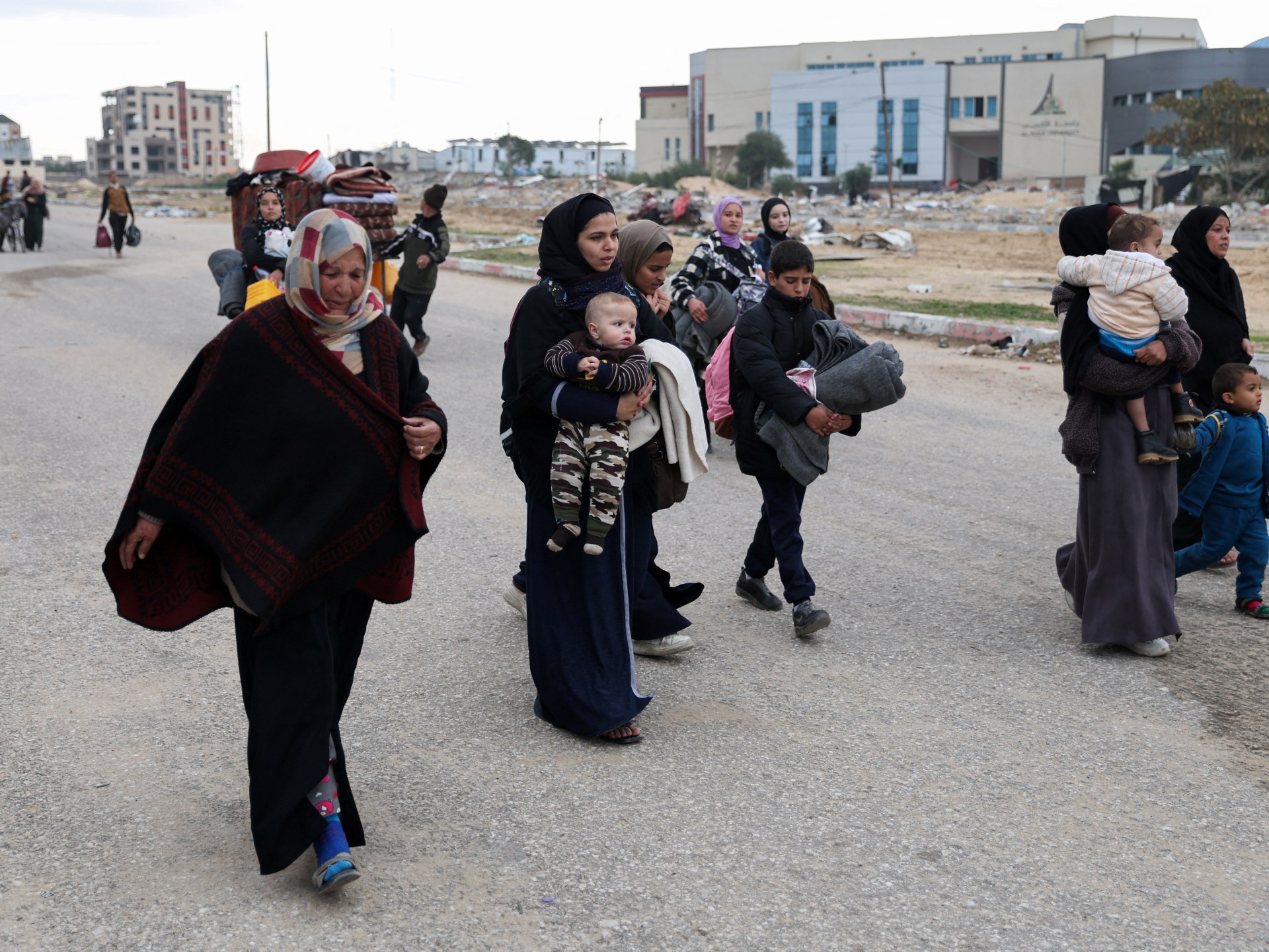 جراء التجويع.. مركز حقوقي يندب حال نساء غزة وأطفالها