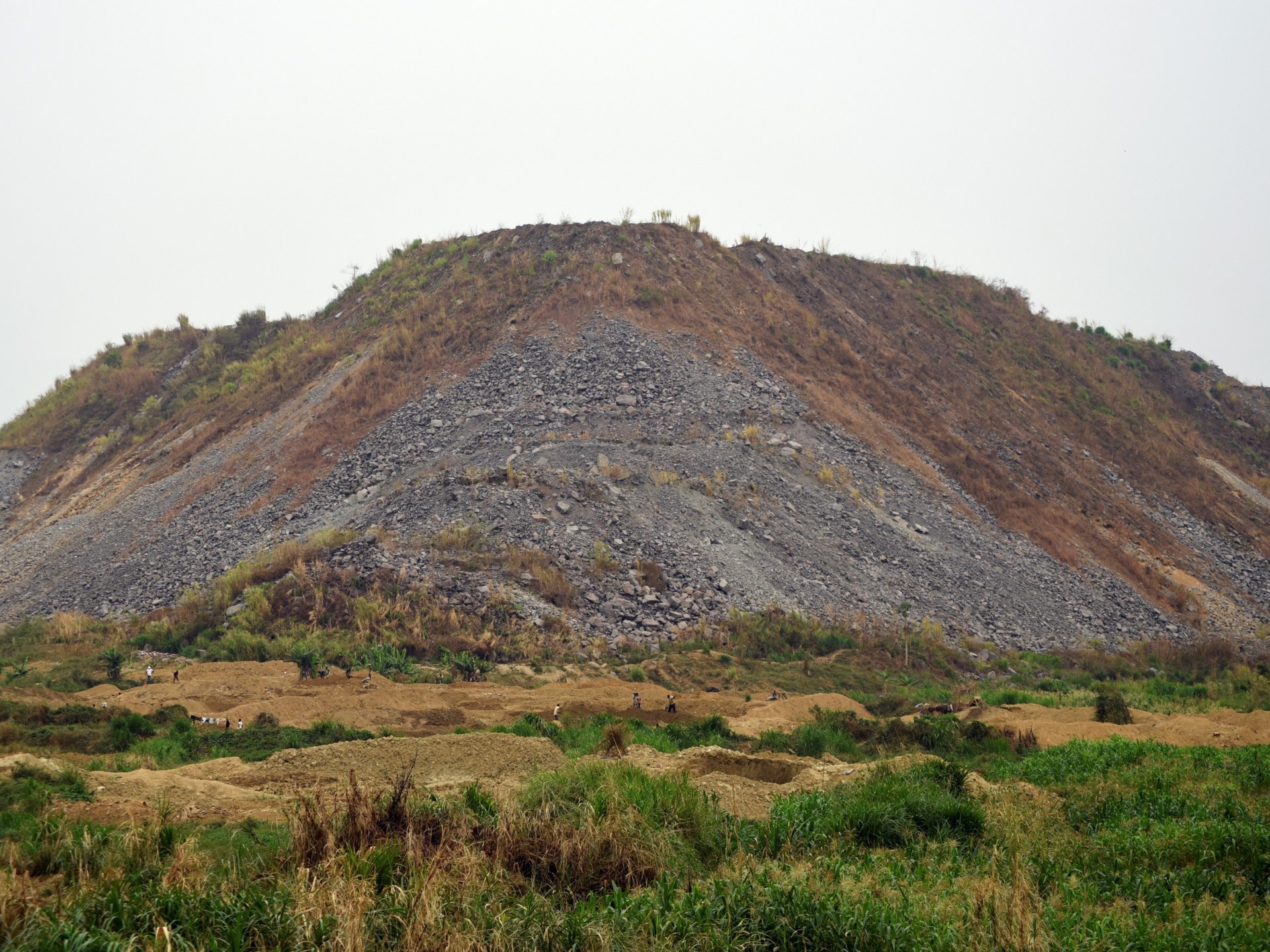 خلافات العمال والإدارة تؤدي لإغلاق أكبر منجم للألماس بسيراليون