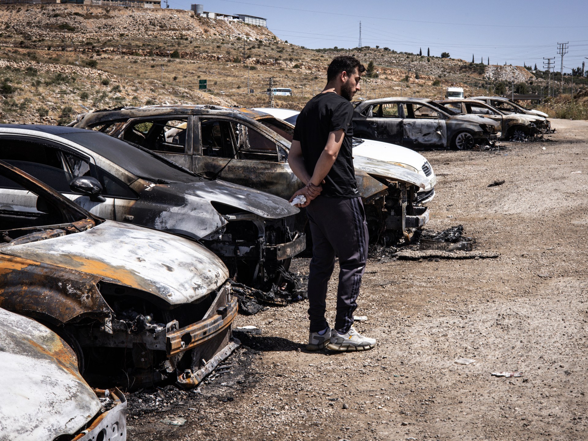 الاحتلال يكثف انتشاره بالضفة ومستوطنون يحرقون المركبات