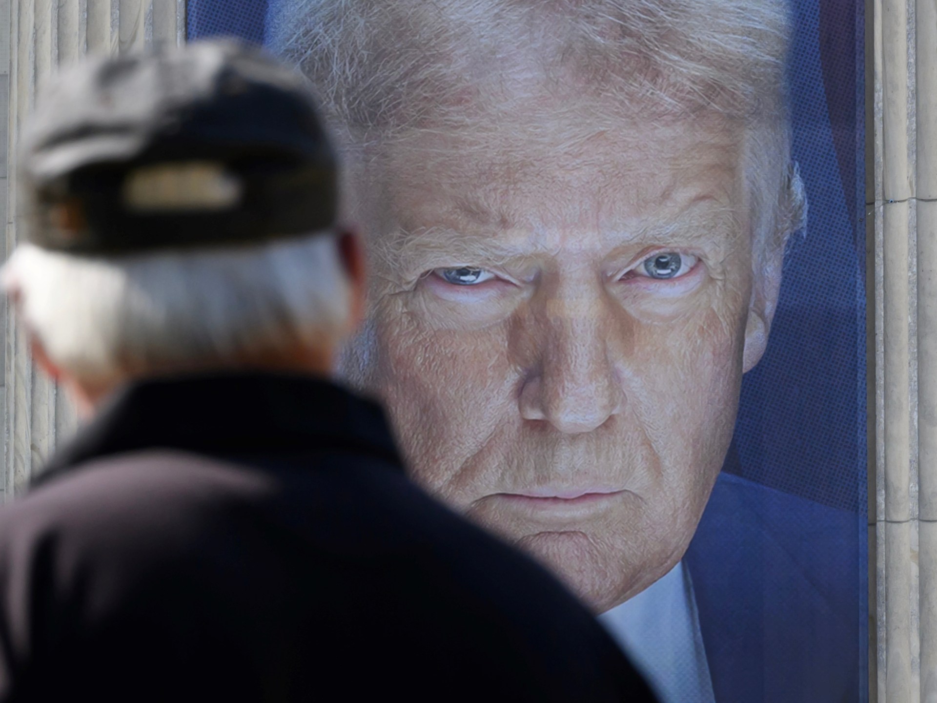 هل يتفكك تحالف ترامب؟ استطلاعات الرأي تكشف تراجعًا في شعبيته بين الشباب والأقليات