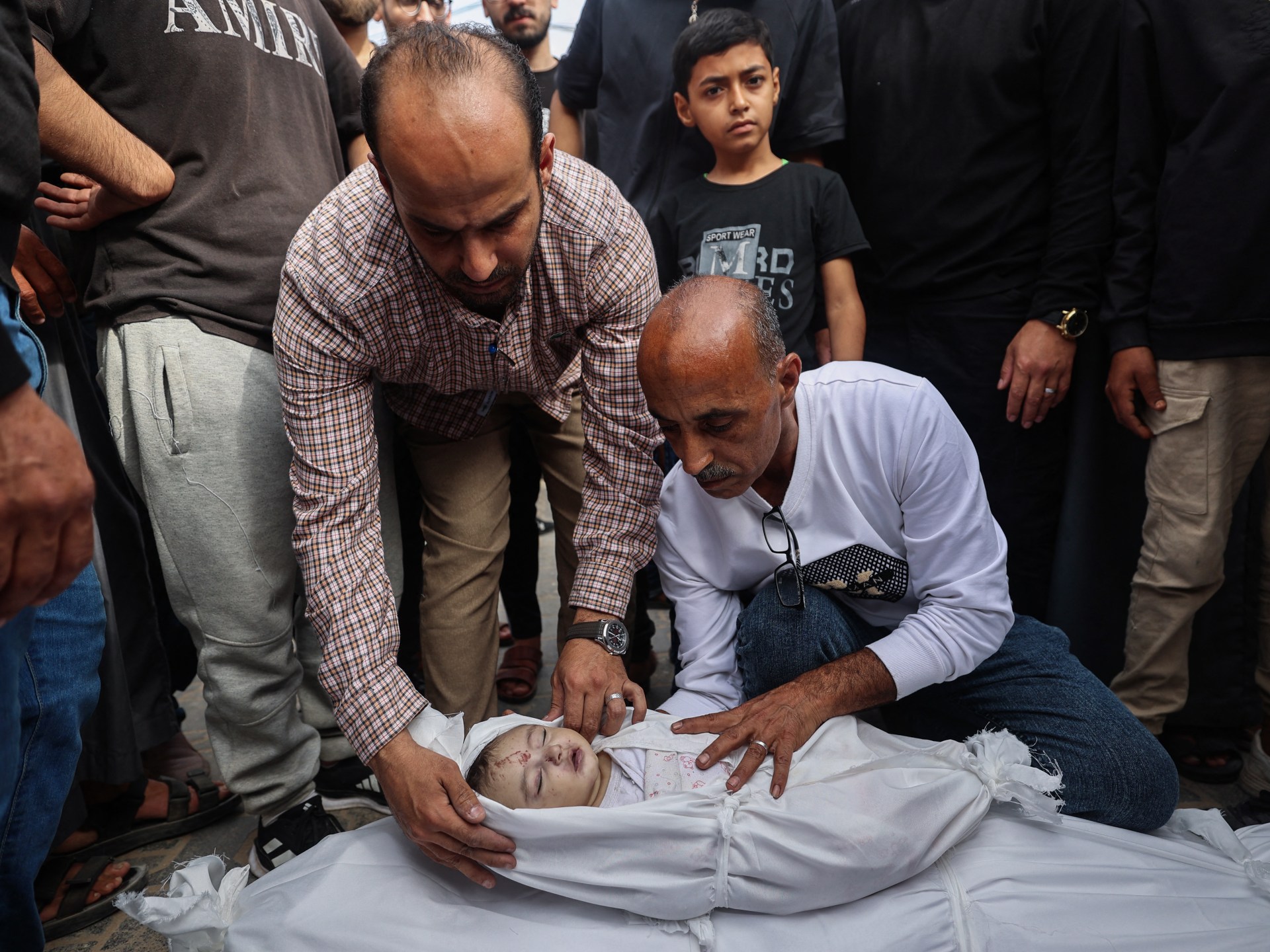 غزة تحت القصف: 72 شهيدًا وحماس تحذر من “معسكرات اعتقال” تحت غطاء المساعدات