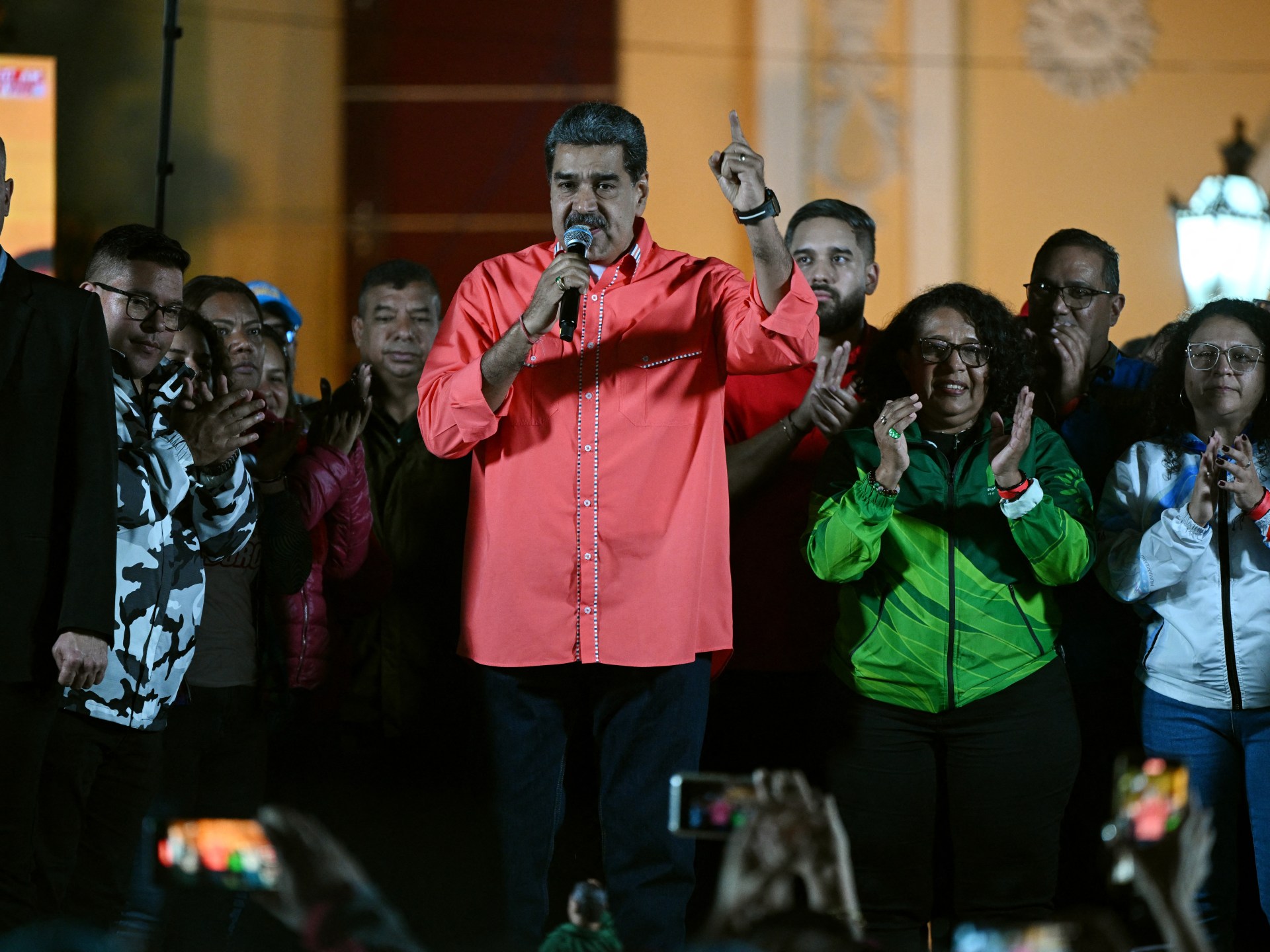 فوز ساحق لمادورو في انتخابات فنزويلا وسط اتهامات بالتزوير ومقاطعة المعارضة