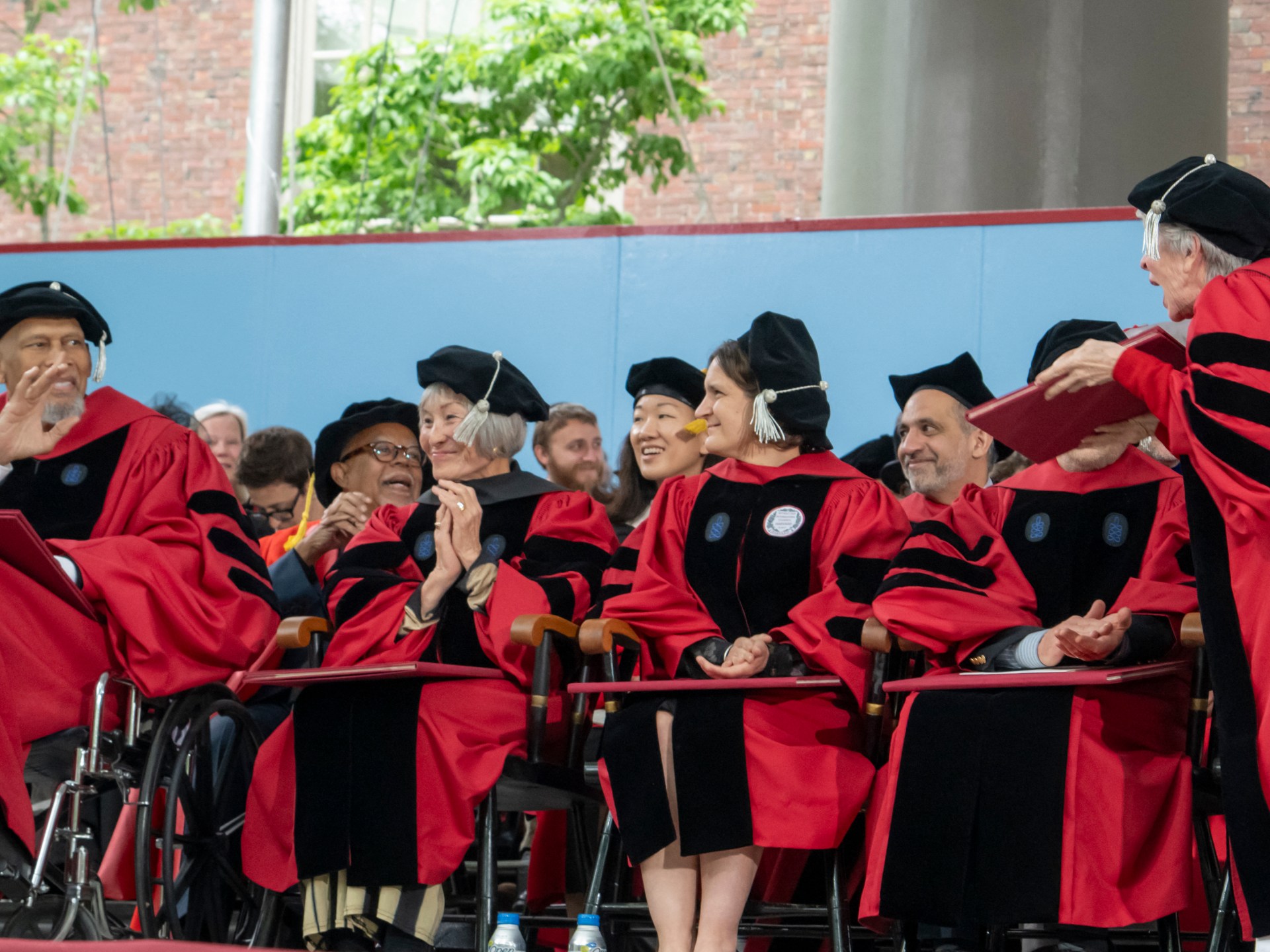 قاضية أمريكية توقف مؤقتًا محاولة ترامب منع هارفارد من استقبال الطلاب الأجانب: صراع على حرية التعليم