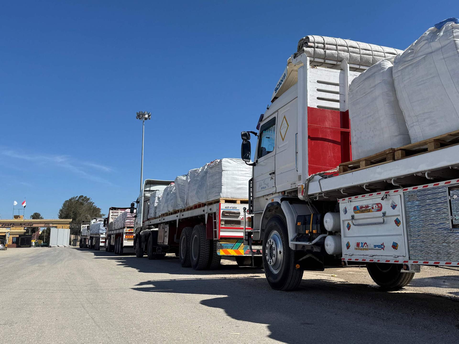 المساعدات إلى غزة: إسرائيل توافق على دخول محدود تحت ضغط دولي وسط تحذيرات من كارثة إنسانية