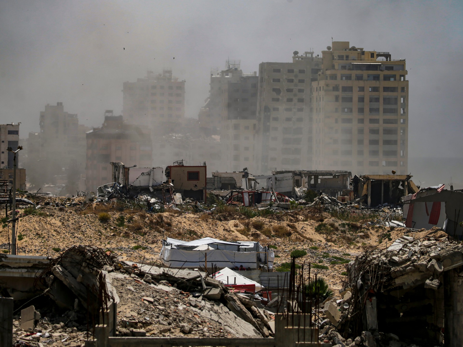 إسرائيل تكثف غاراتها وترتكب مجازر جديدة بمدينة غزة ووسط القطاع