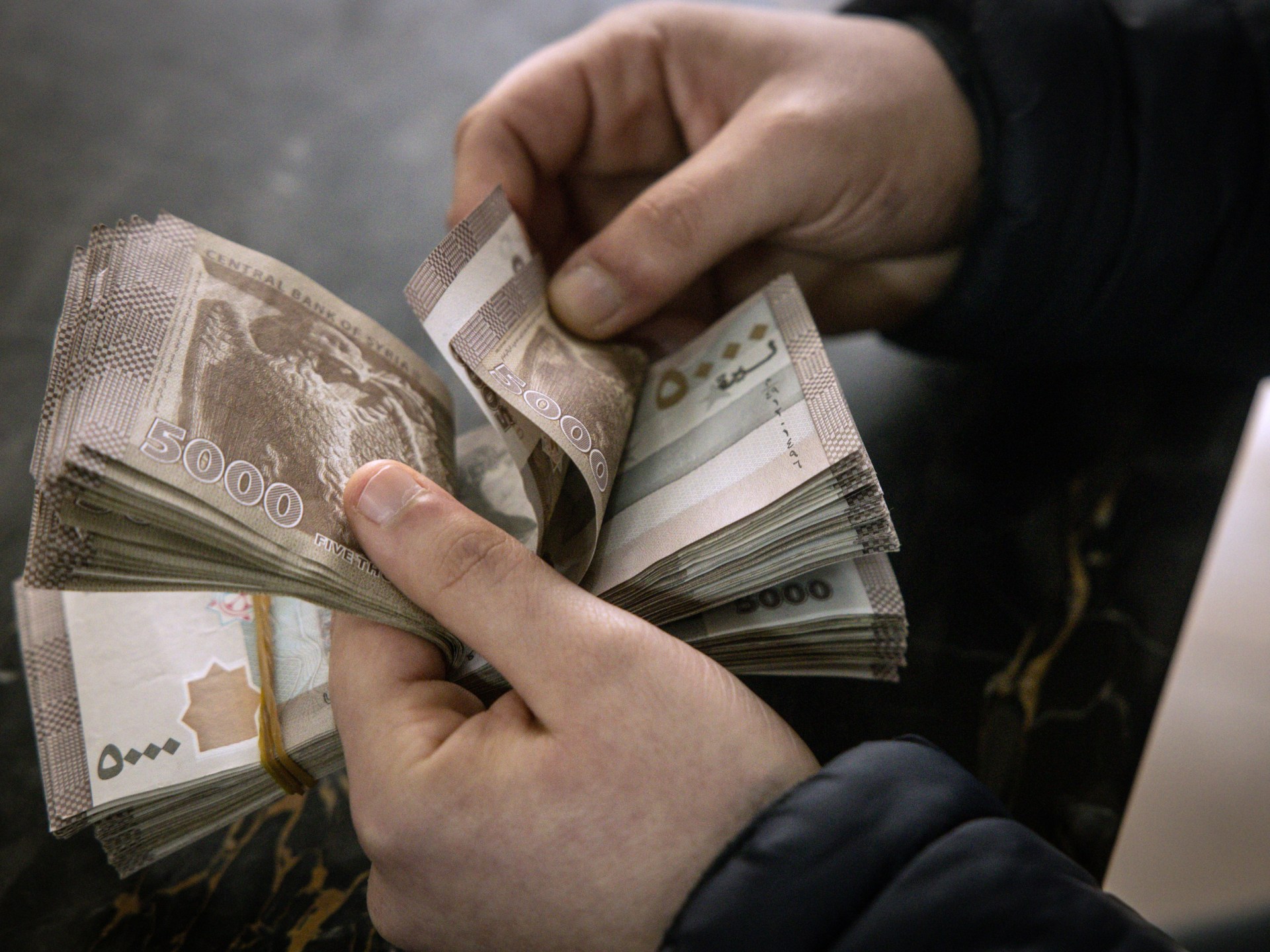 سعر صرف الليرة السورية اليوم: تقلبات في السوق الموازية وتعديلات المصرف المركزي