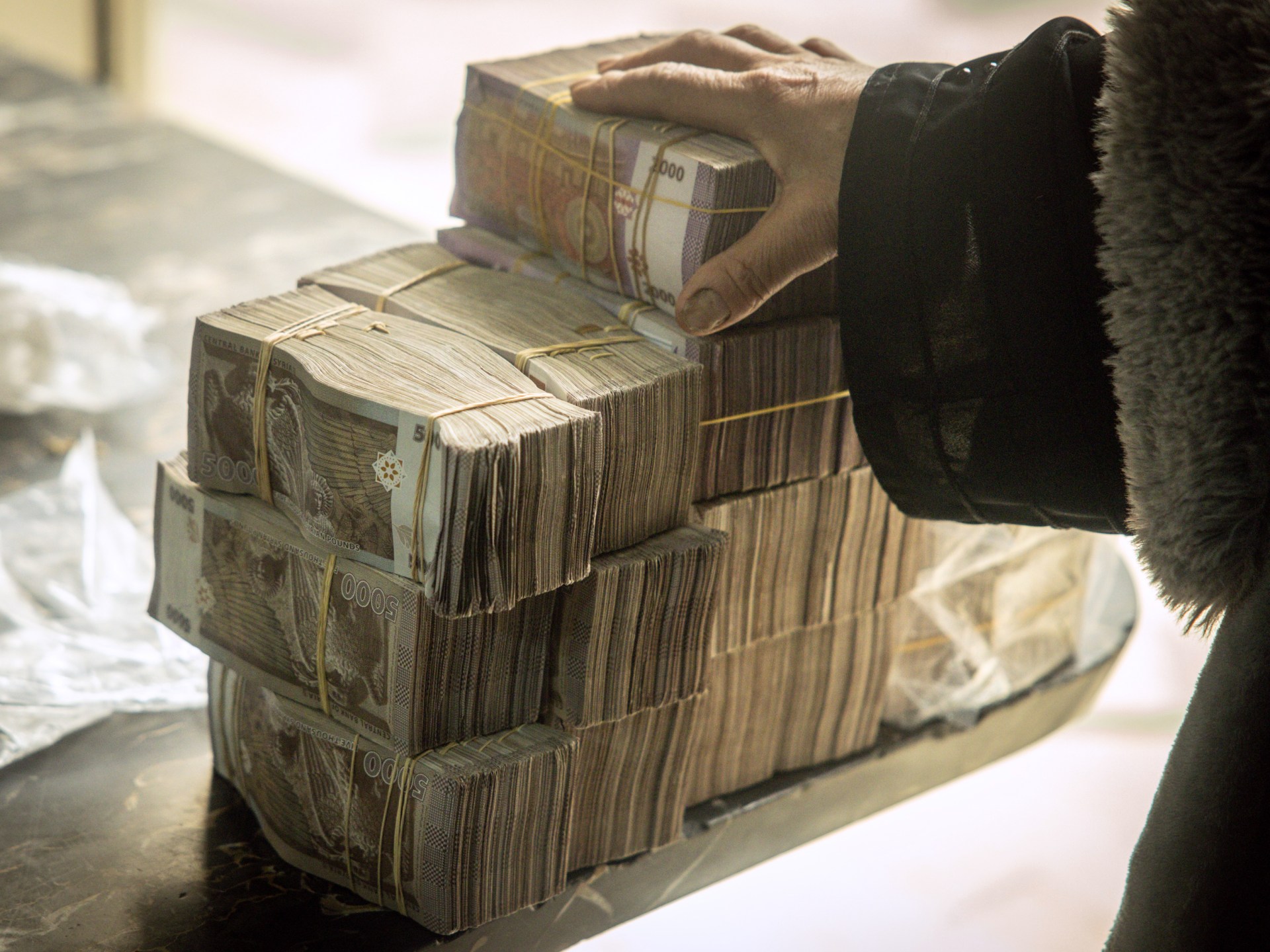 سعر الدولار في سوريا اليوم: نظرة على تقلبات الليرة وتوقعات الخبراء (أحد)