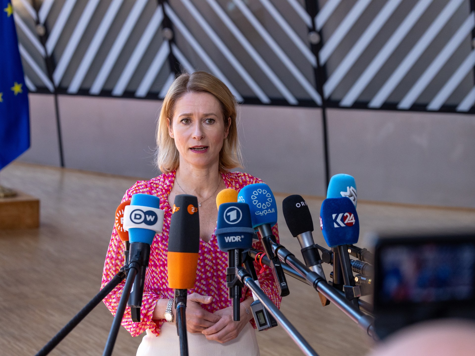 الاتحاد الأوروبي يرفع العقوبات الاقتصادية عن سوريا: آمال بالتعافي أم بداية جديدة مشروطة؟