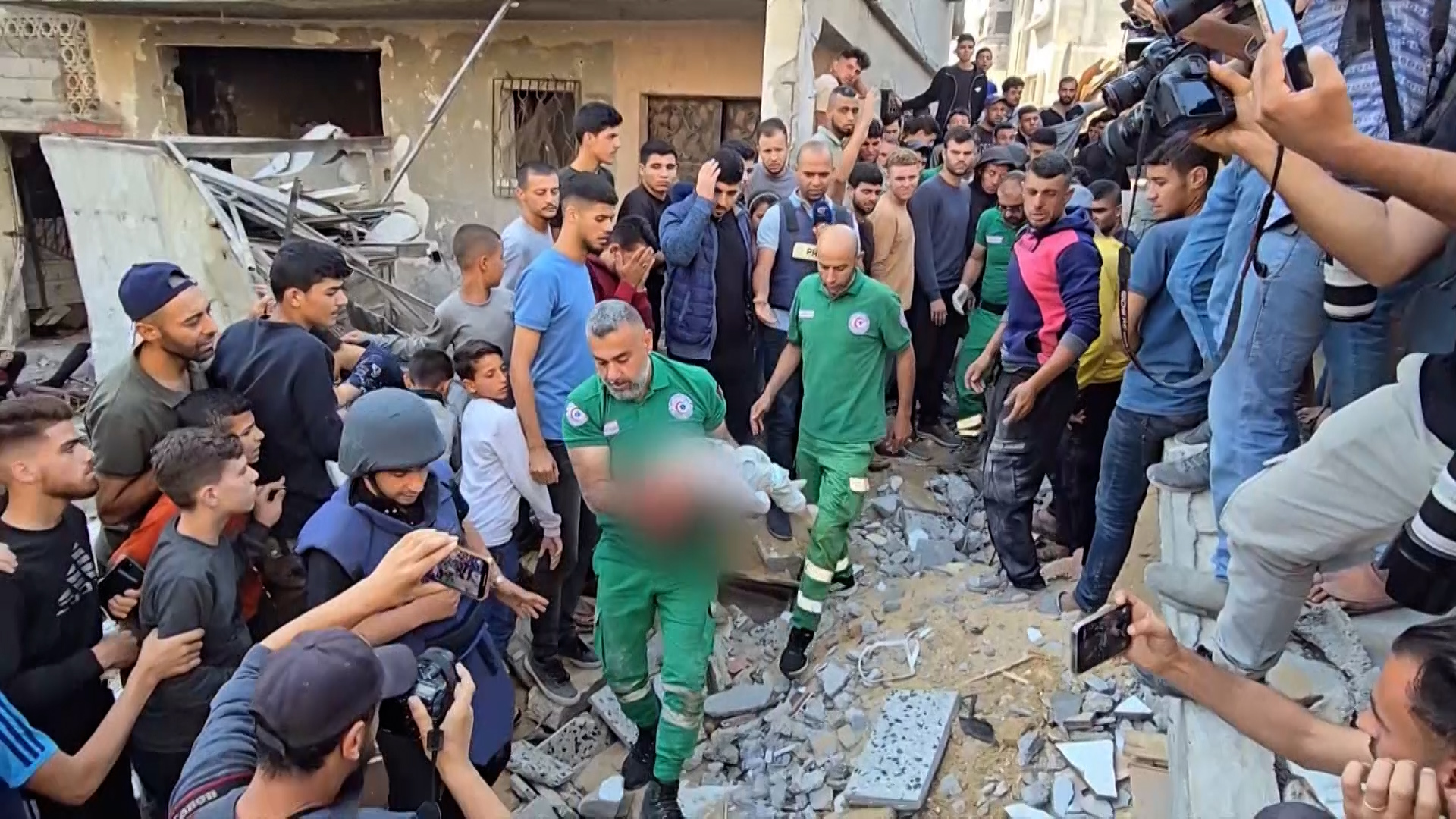 عشرات الشهداء والمفقودين بغارة إسرائيلية استهدفت منزلا في جباليا البلد