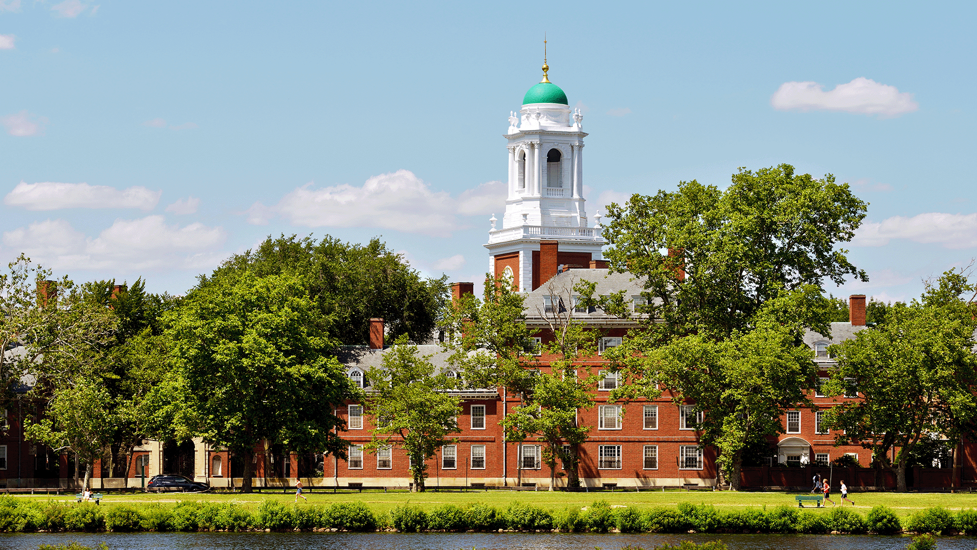 ترامب يسحب ترخيص هارفارد لاستقبال الطلاب الأجانب وسط نزاع قضائي