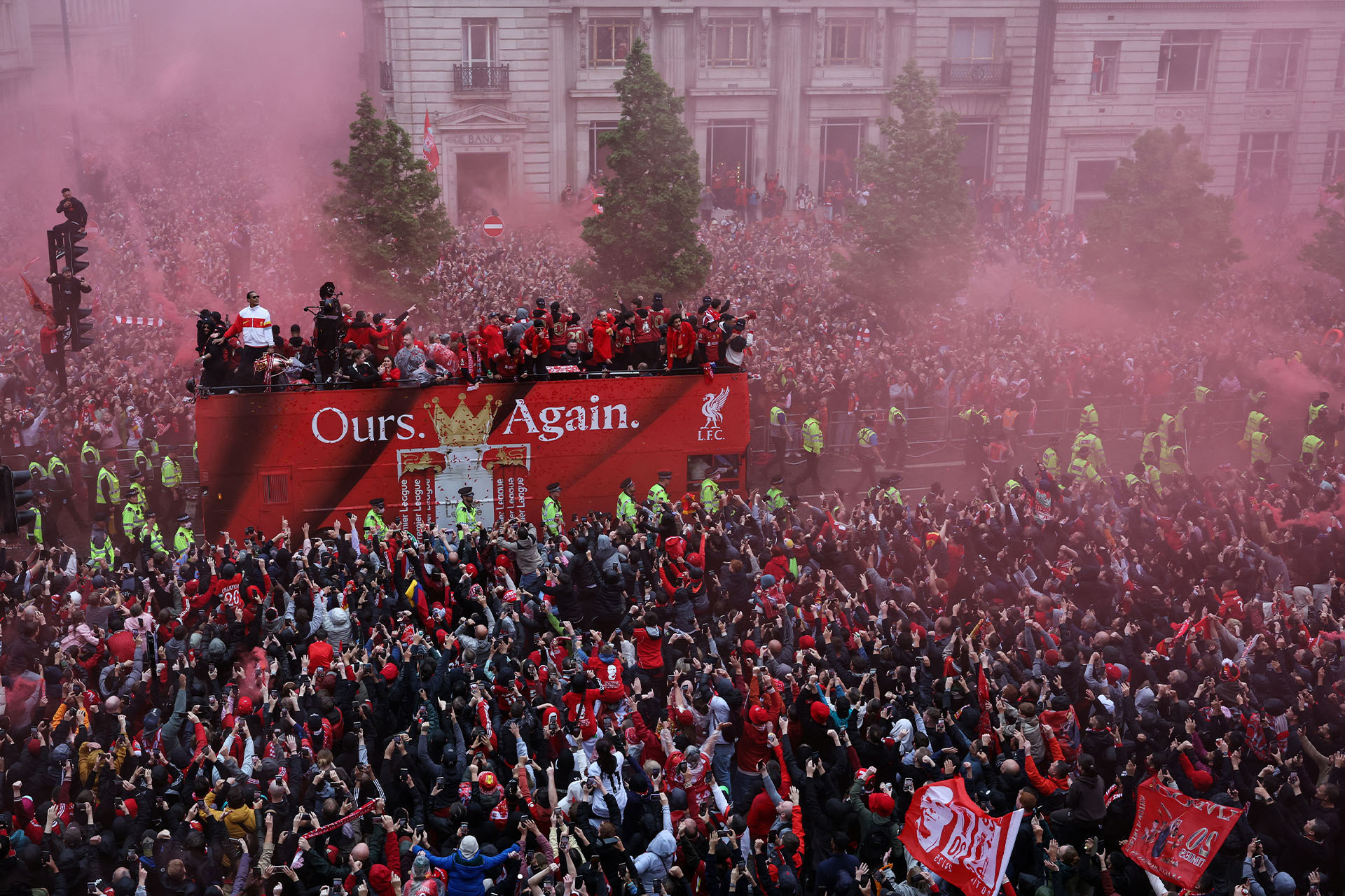 شاهد.. هكذا كانت أجواء ليفربول قبل وبعد الحادث المروع