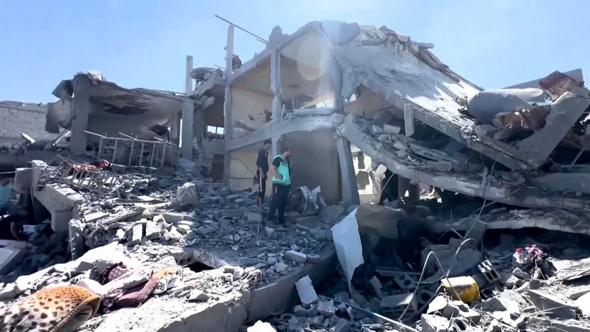 إسرائيل تُخرج آخر مستشفى شمال غزة عن الخدمة وتُجبر السكان على النزوح: كارثة إنسانية تتفاقم