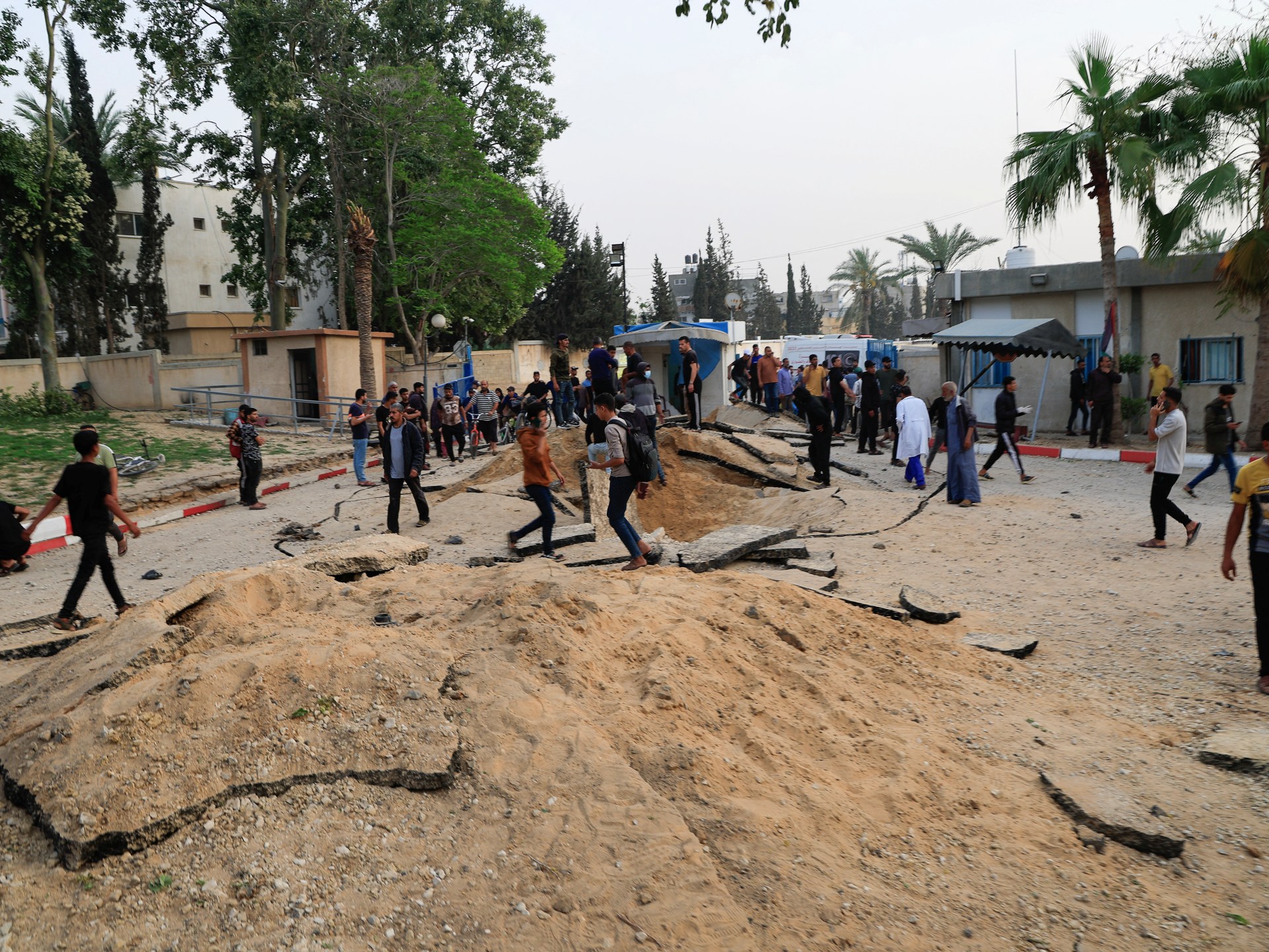 غزة تحت القصف: عائلة بأكملها ضحية غارة إسرائيلية على مخيم للنازحين في خان يونس