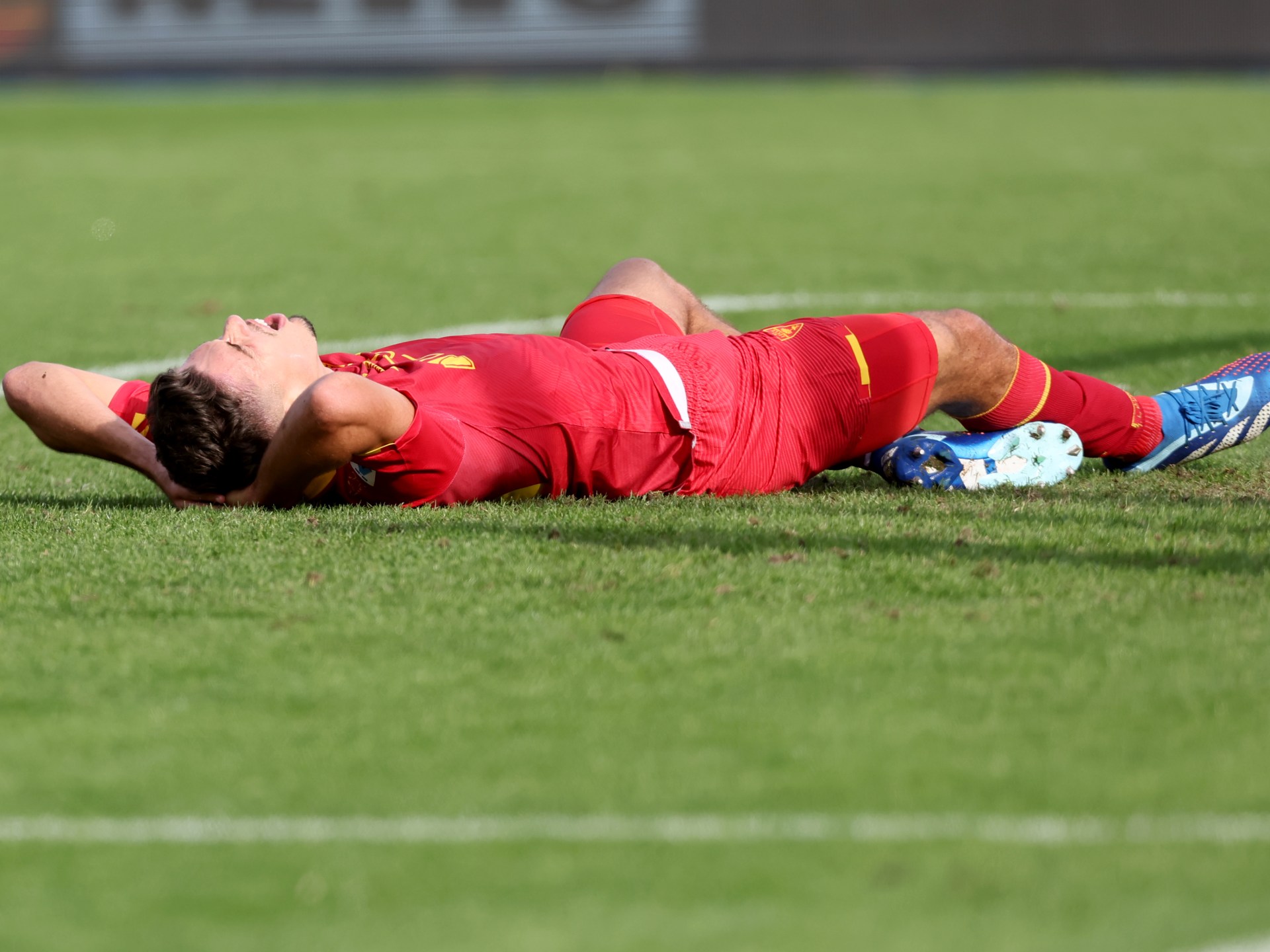 صدمة في عالم كرة القدم: نجم برشلونة السابق يعتزل اللعب بسبب حالة قلبية نادرة