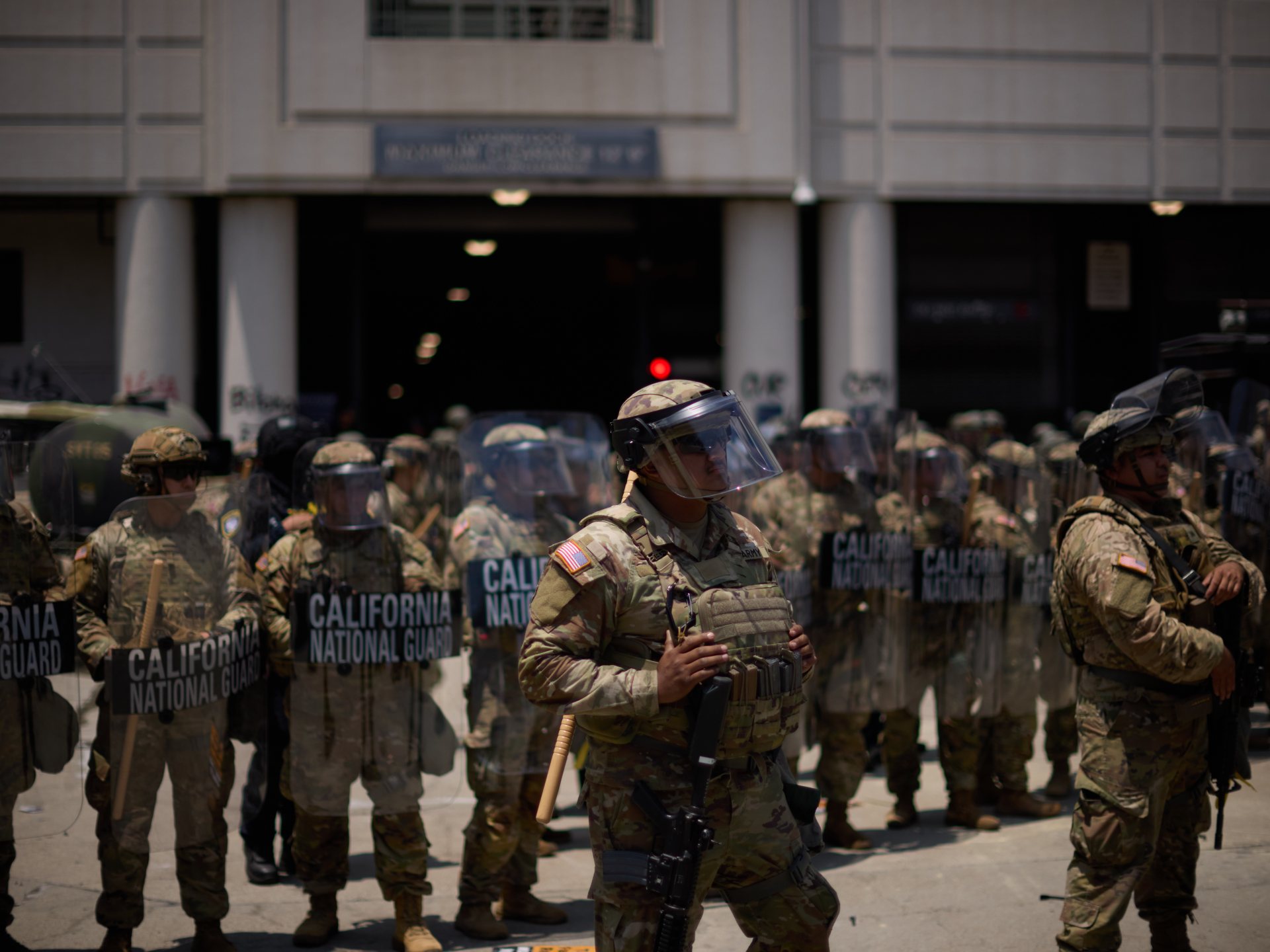 للمرة الأولى منذ 1965 ترامب يلجأ لقانون استثنائي يدفع بالجيش للشوارع