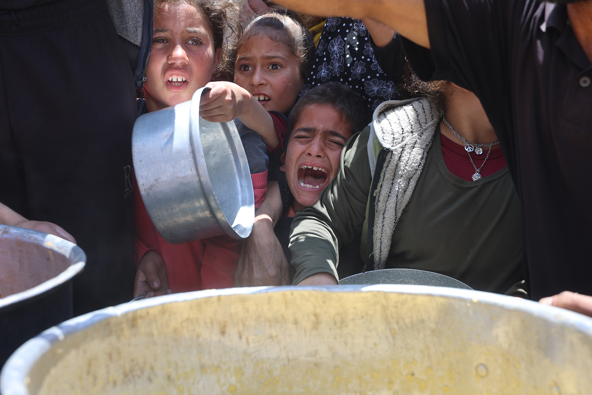 غزة: صرخات الجوع تتجاوز الحصار.. تقارير عالمية تفضح المأساة الإنسانية