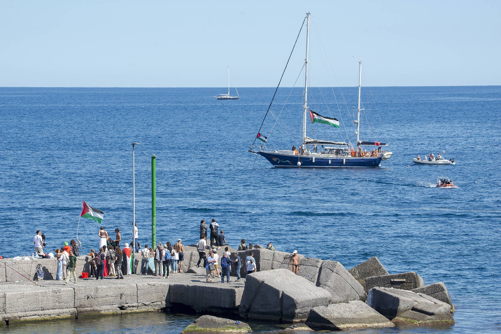 أخبار عاجلة: أسطول الحرية إلى غزة تحت التهديد.. مسيرات تحوم واحتمالات التصعيد تلوح في الأفق