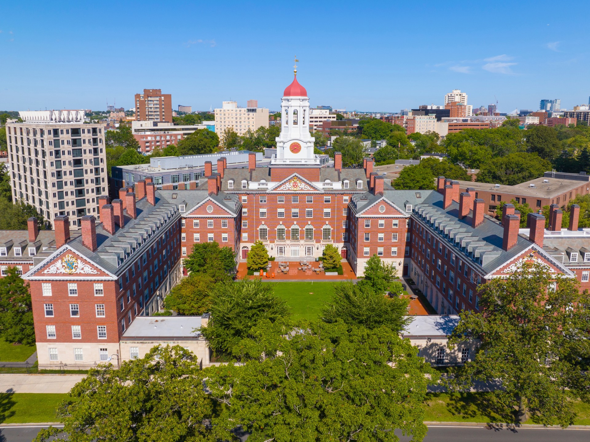 ترامب يمنع الطلاب الأجانب الساعين للدراسة بهارفارد من دخول البلاد
