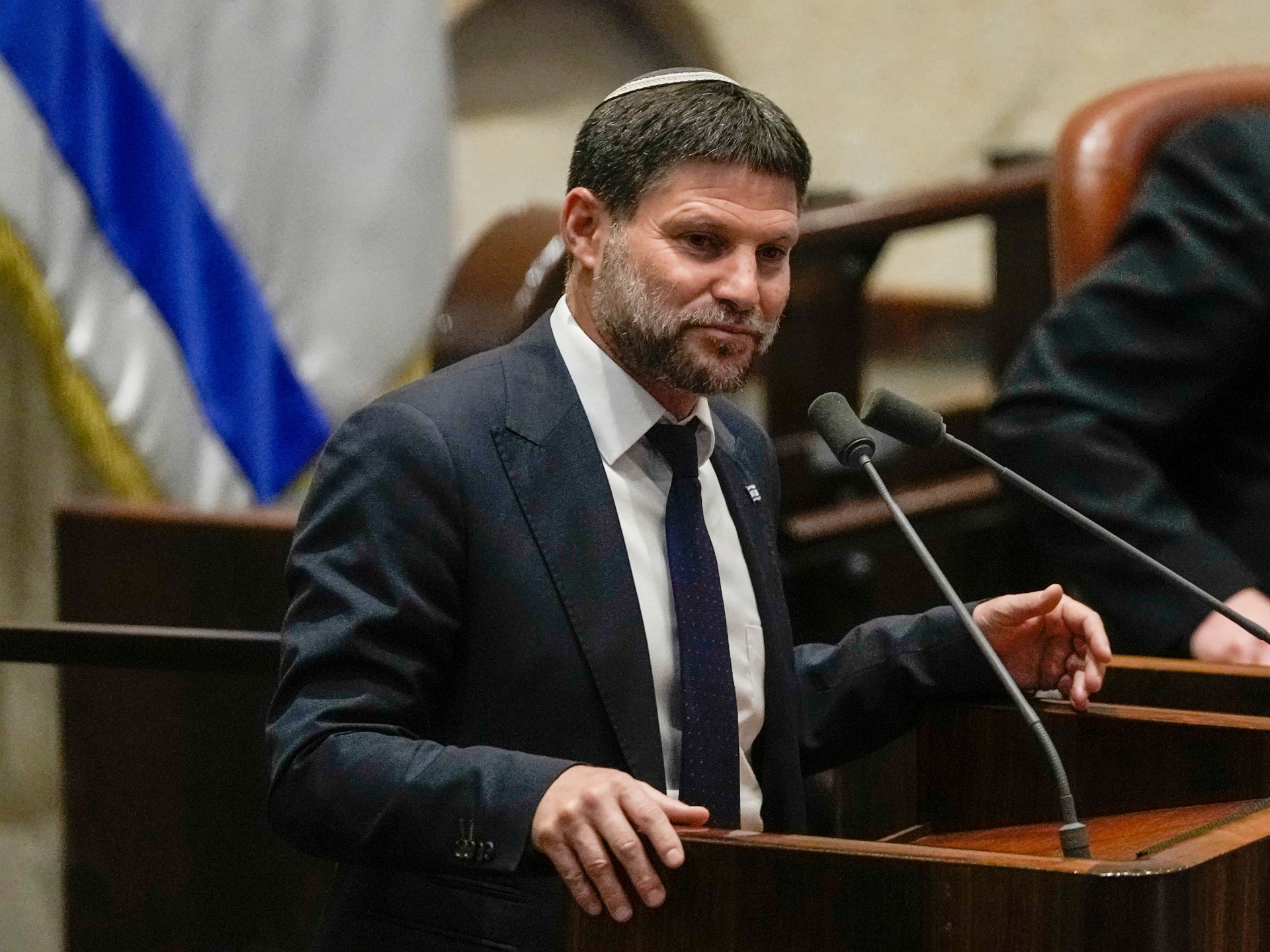 وزير المالية الإسرائيلي يلغي إعفاء يسمح بالتعاون مع البنوك الفلسطينية