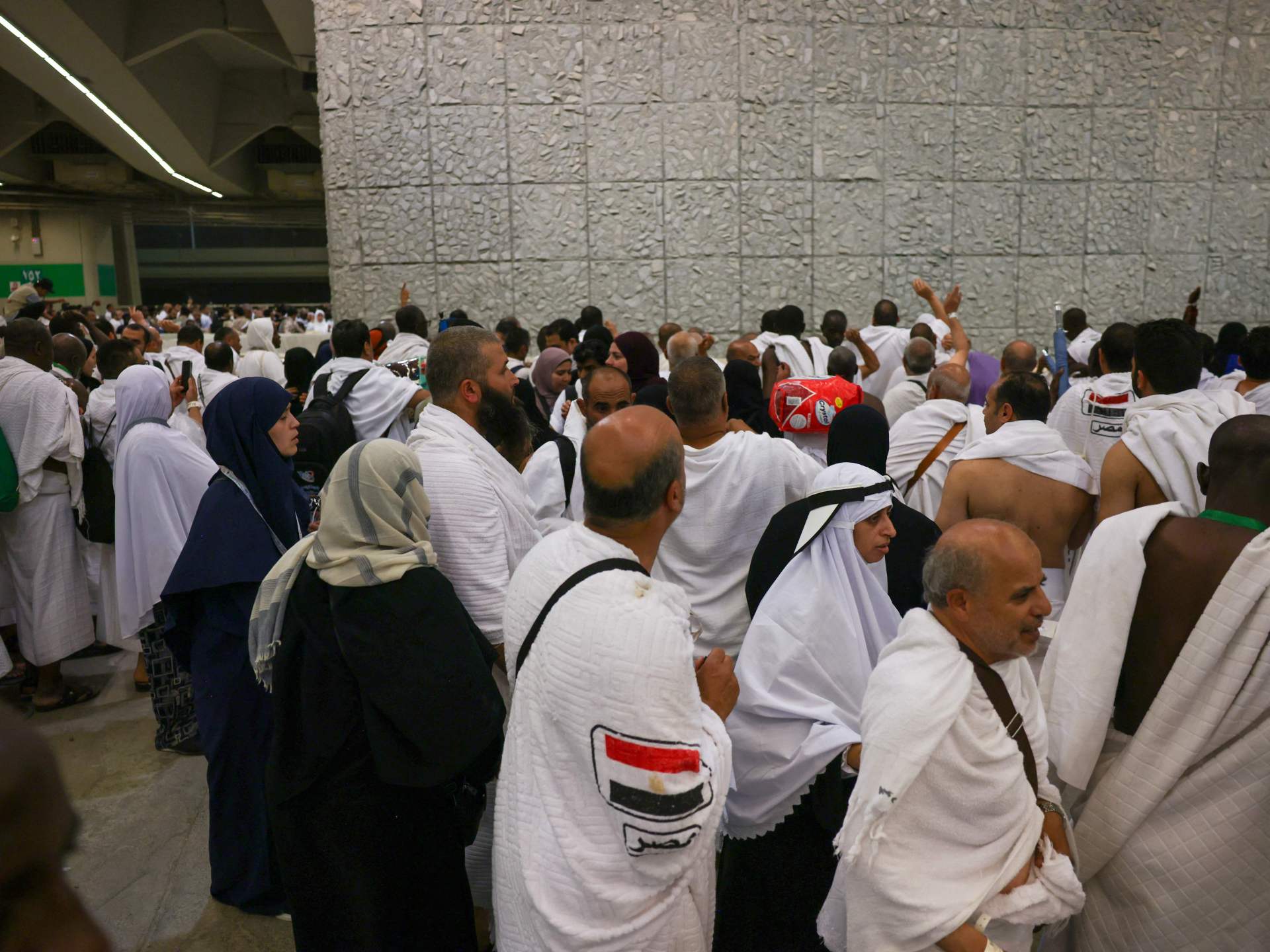 حجاج بيت الله الحرام يبدؤون رمي الجمرات في أول أيام عيد الأضحى المبارك