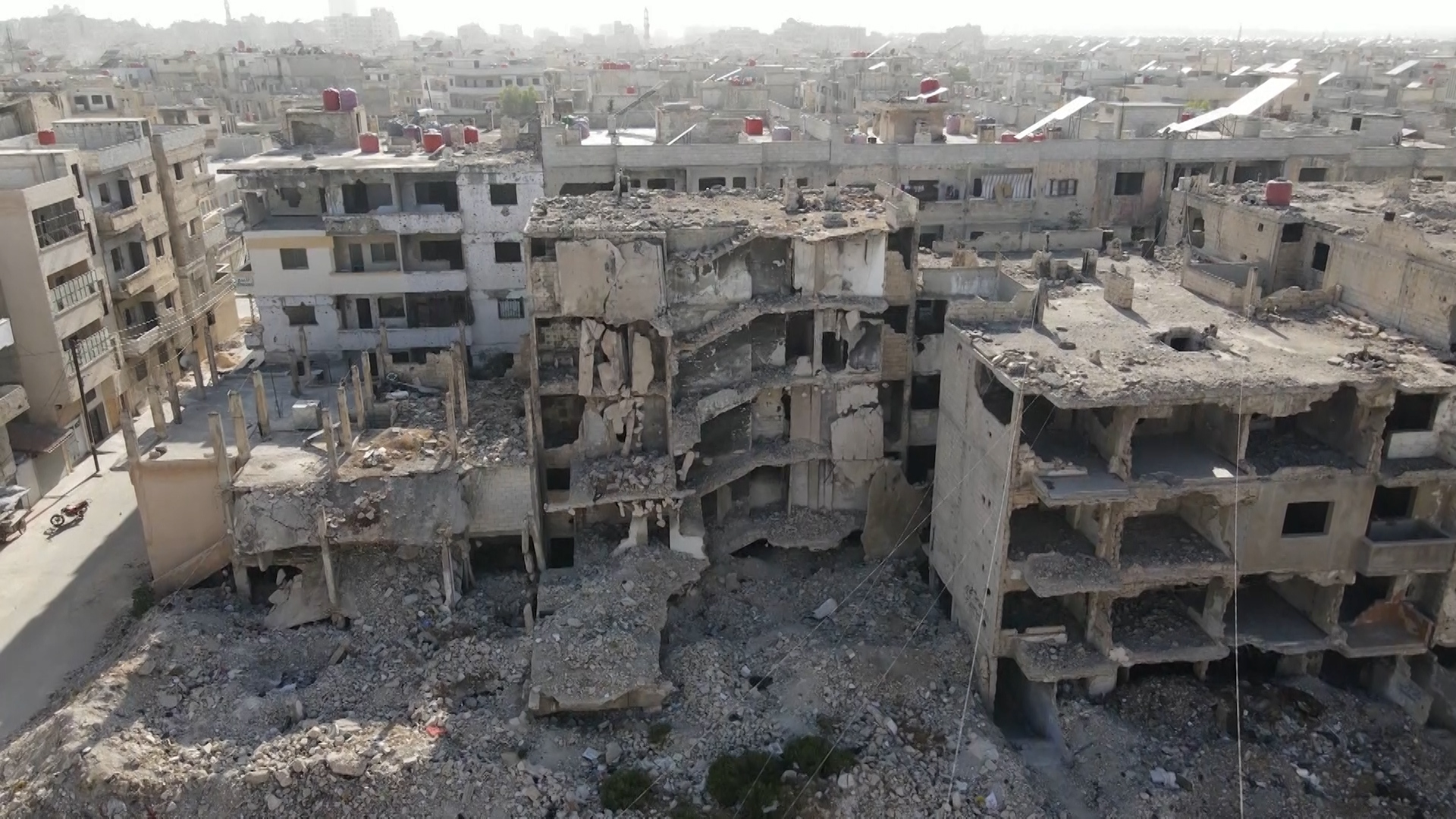 صعوبات لوجستية وقانونية تواجه إزالة المباني المدمرة في سوريا