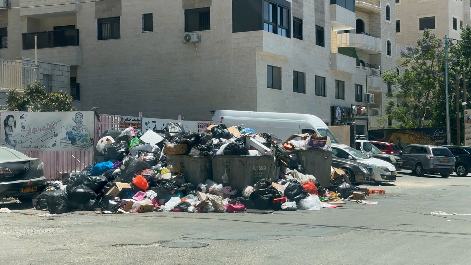 كفر عقب: إهمال بلدية القدس يغرق الحي الفلسطيني في أزمة نفايات خانقة