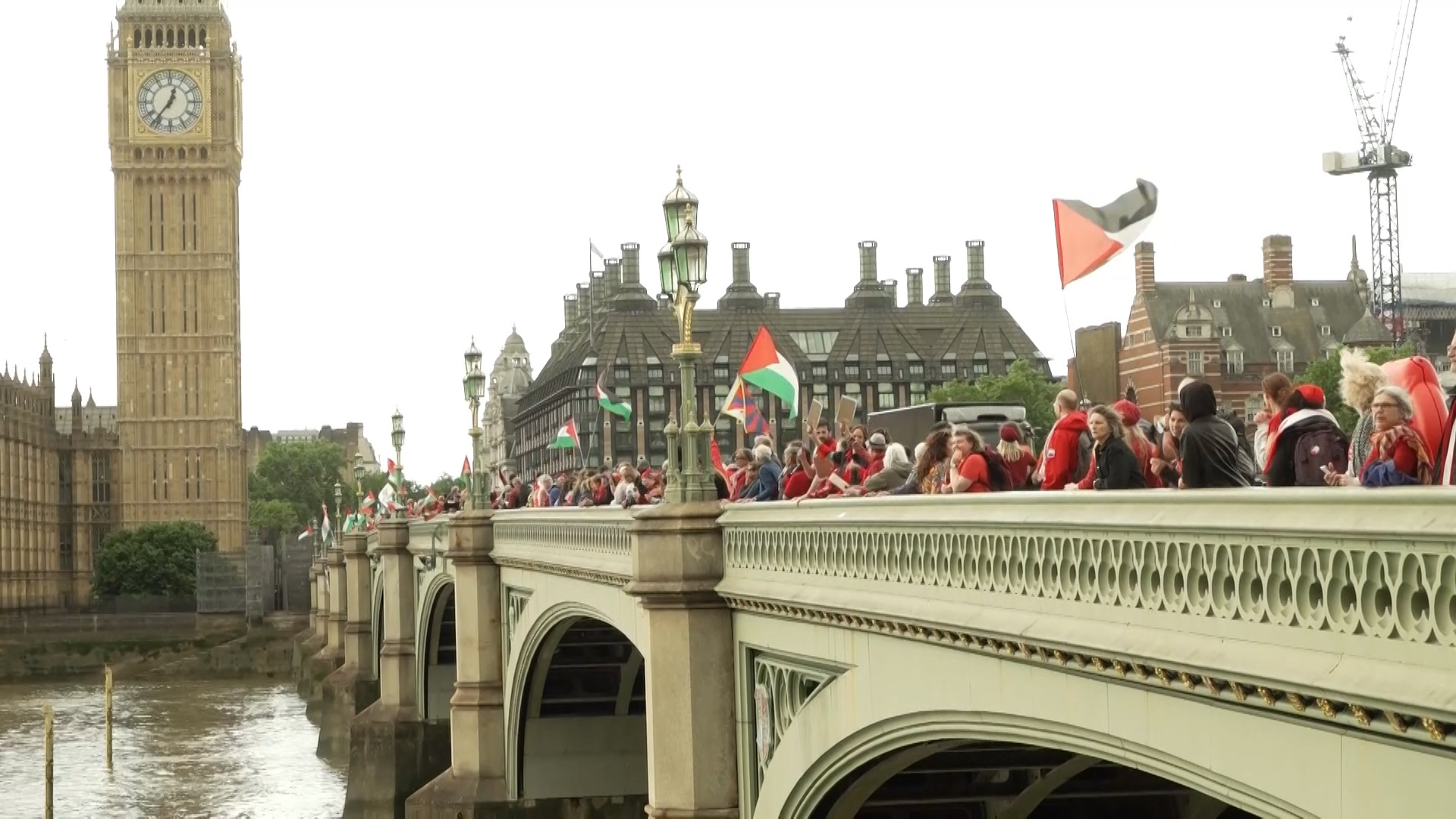 مظاهرة حاشدة أمام البرلمان البريطاني احتجاجا على سياسة الحكومة تجاه غزة