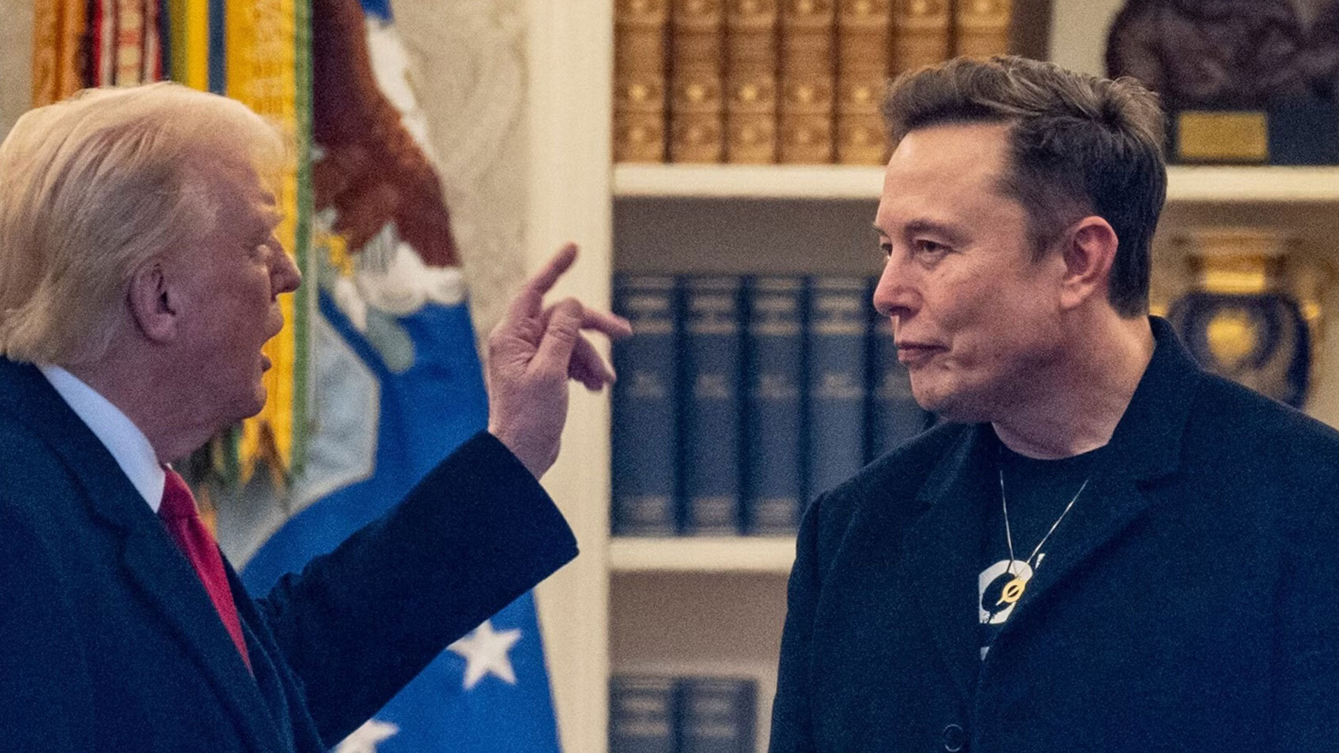 كيف تفاعل مغردون مع حرب التصريحات بين أهم رجلين بأميركا؟