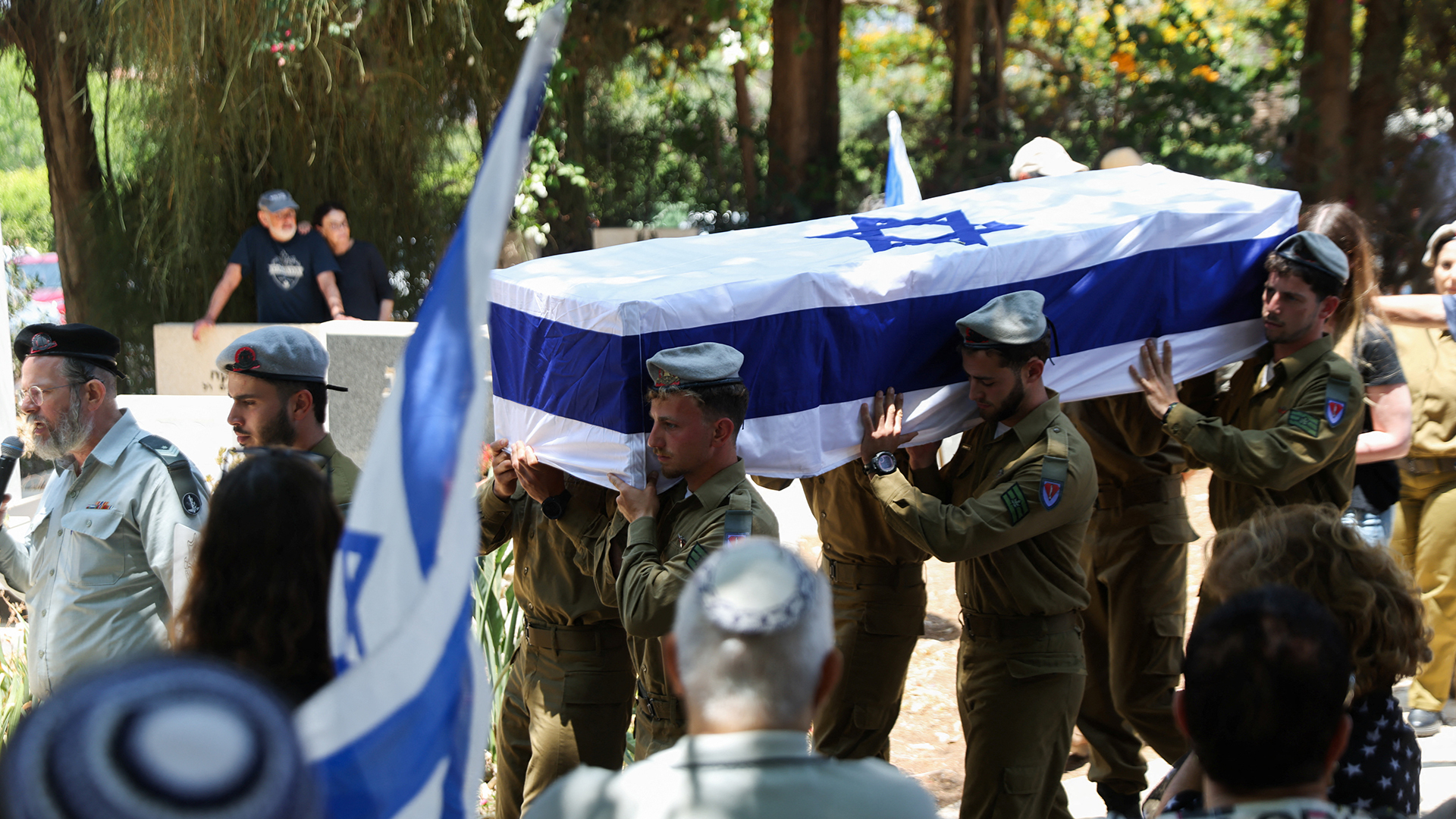 غزة تحت القصف والجوع: نظرة على تغطية الصحف العالمية وأزمات إسرائيل الداخلية