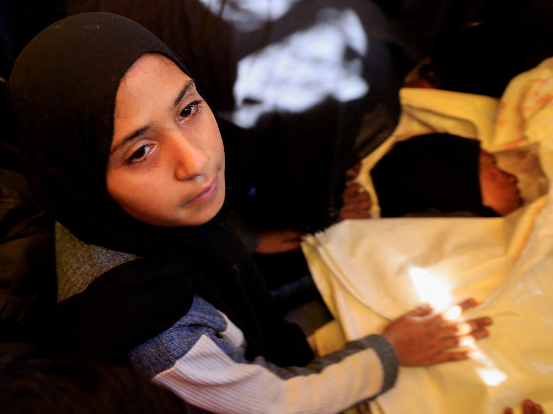 غزة تحت القصف: مجازر في خيام النازحين وحظر على المساعدات يفاقم الكارثة الإنسانية