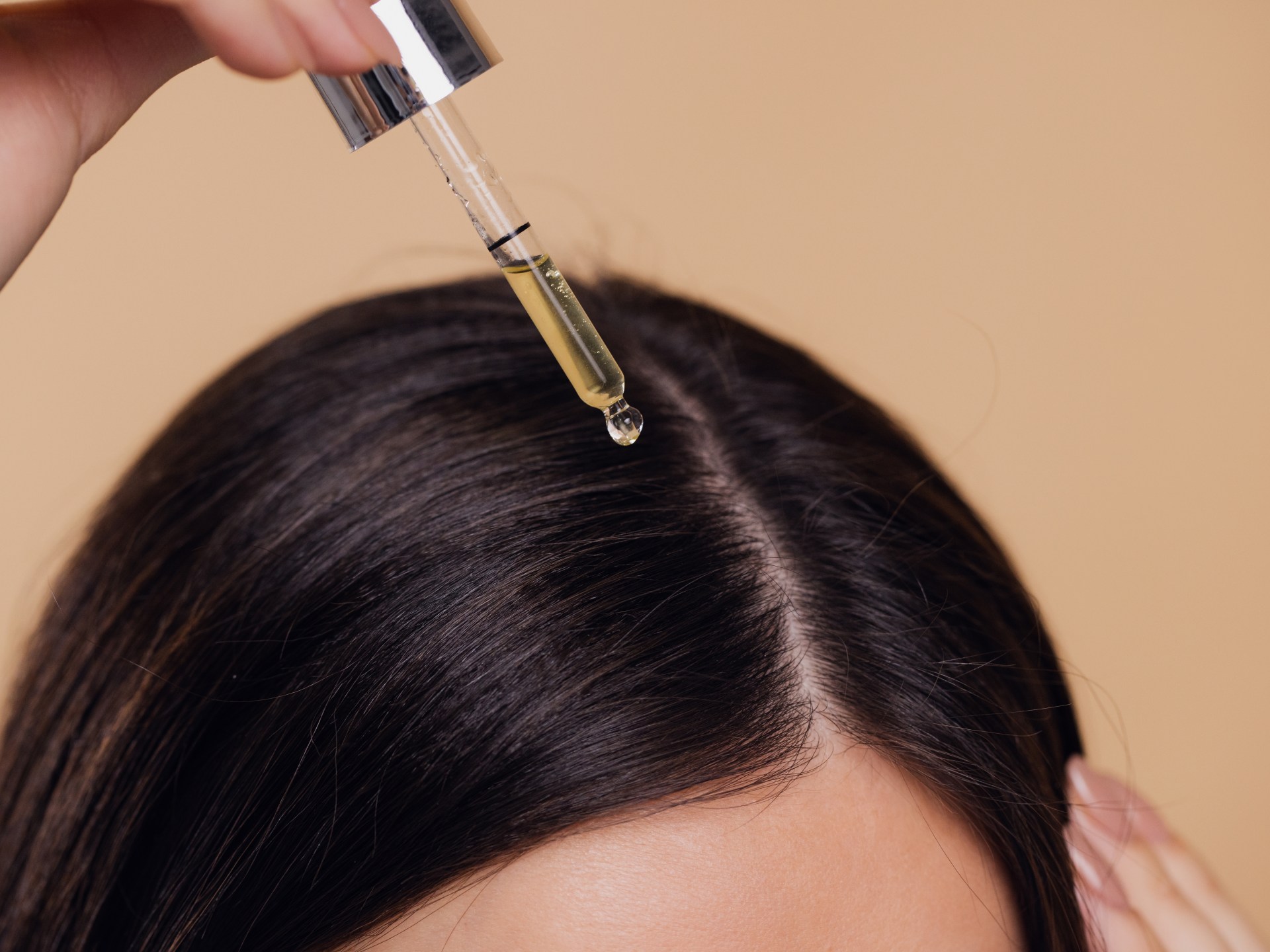 أيهما أفضل لشعرك: السيروم أم الزيوت الطبيعية؟ دليل شامل لاختيار الأنسب