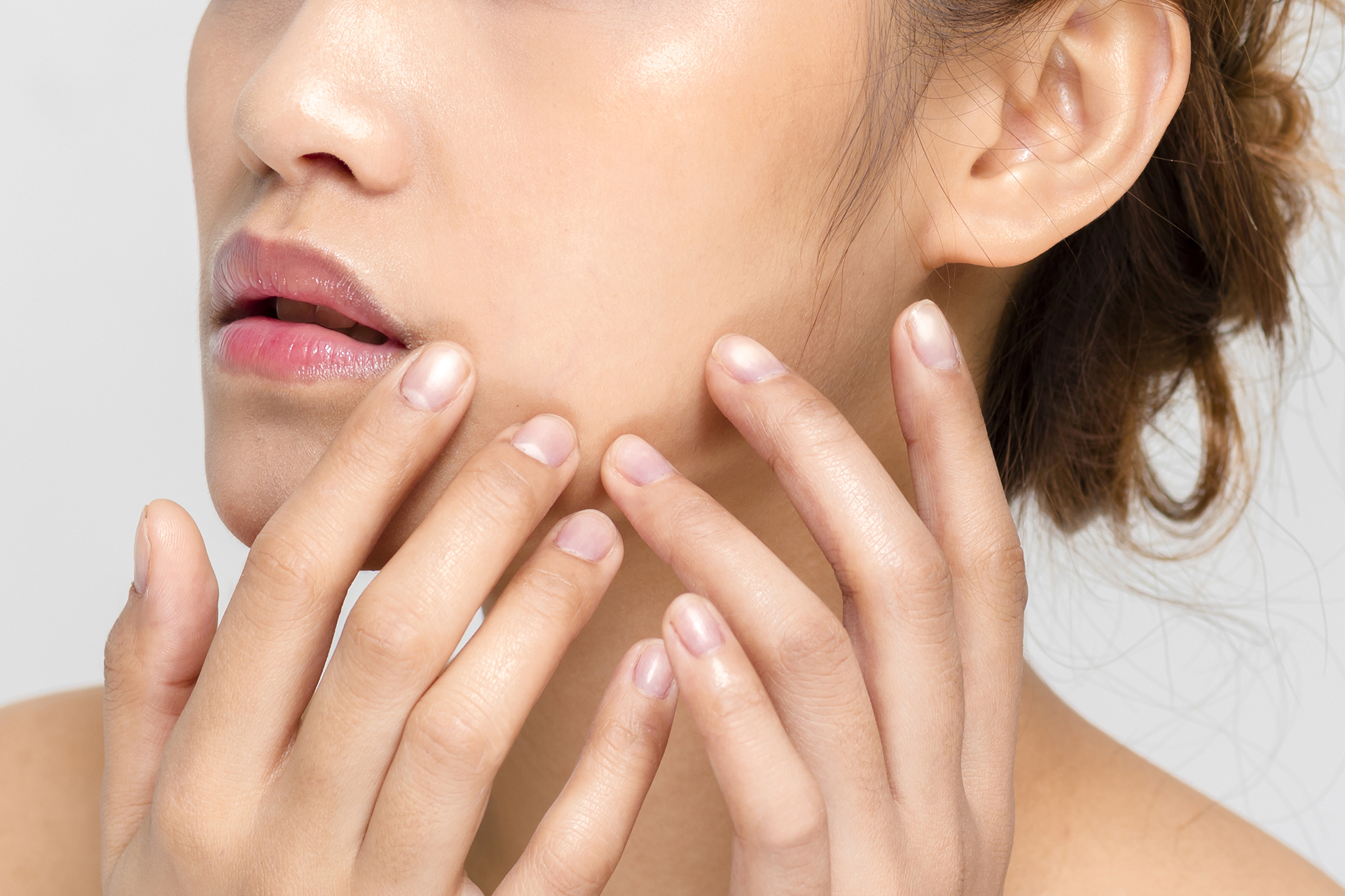 ترتبط مباشرة بالشيخوخة.. الجذور الحرة تدمر بشرتك فكيف تحاربينها؟