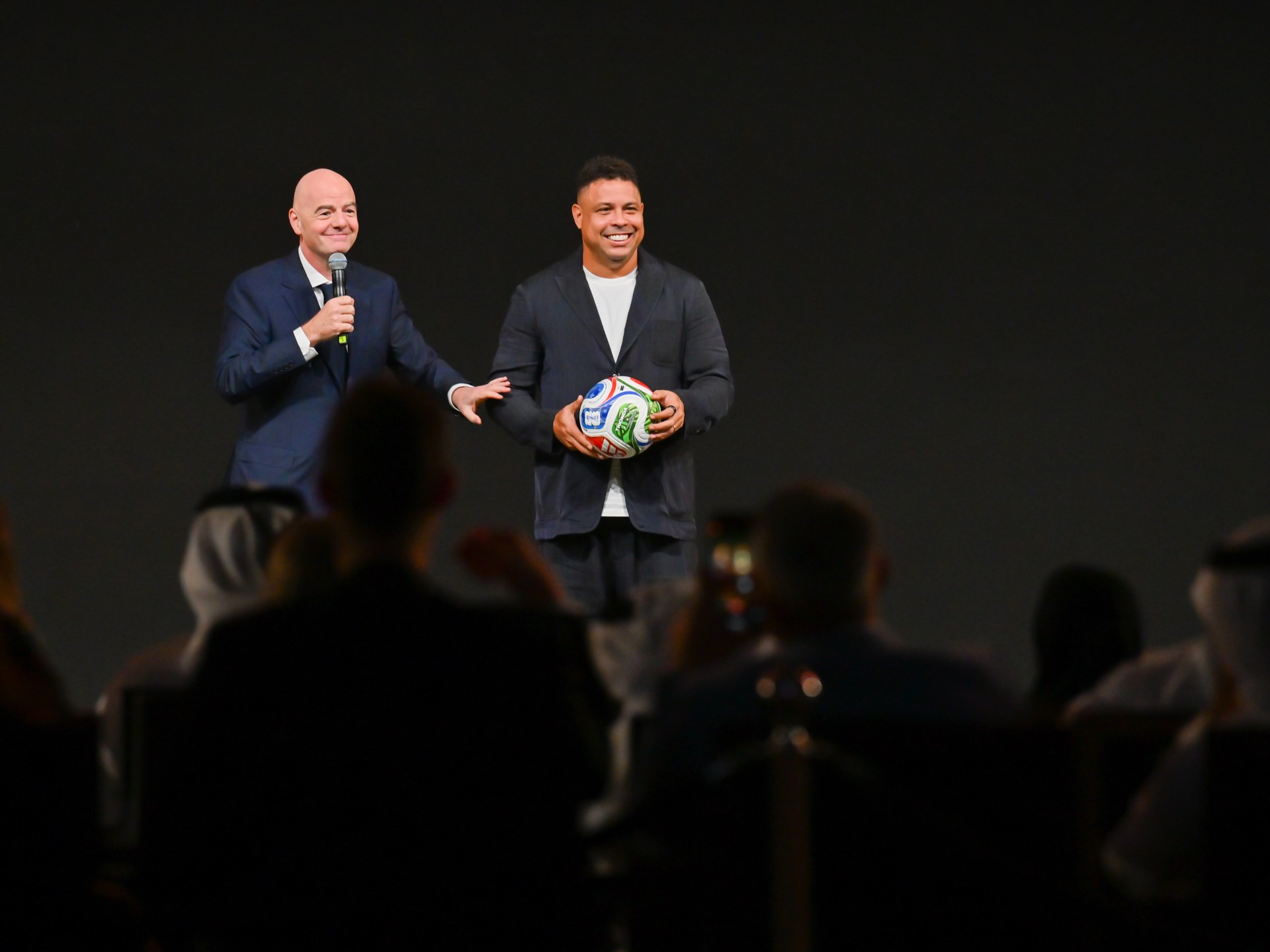 شاهد.. موقف طريف يجمع الظاهرة رونالدو ونور محمدوف ورئيس الفيفا