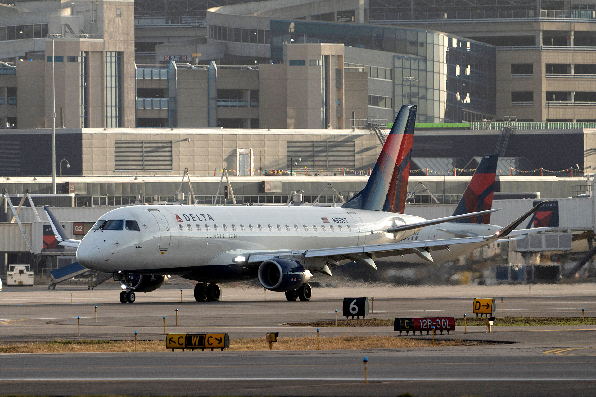 رائحة غريبة داخل المقصورة تجبر طائرة على الهبوط اضطراريا