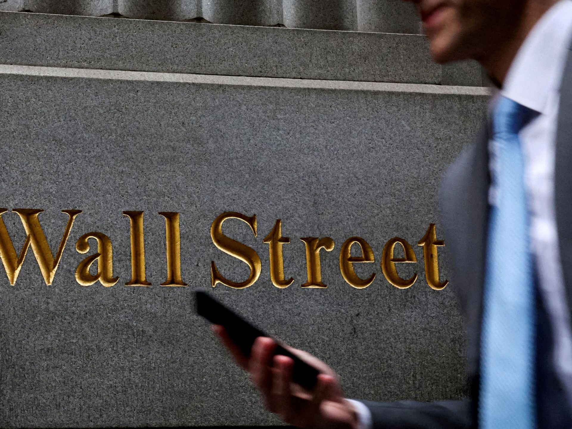 إجماع تاريخي في وول ستريت: هل تواصل الأسهم الأمريكية رحلة الصعود حتى عام 2026؟