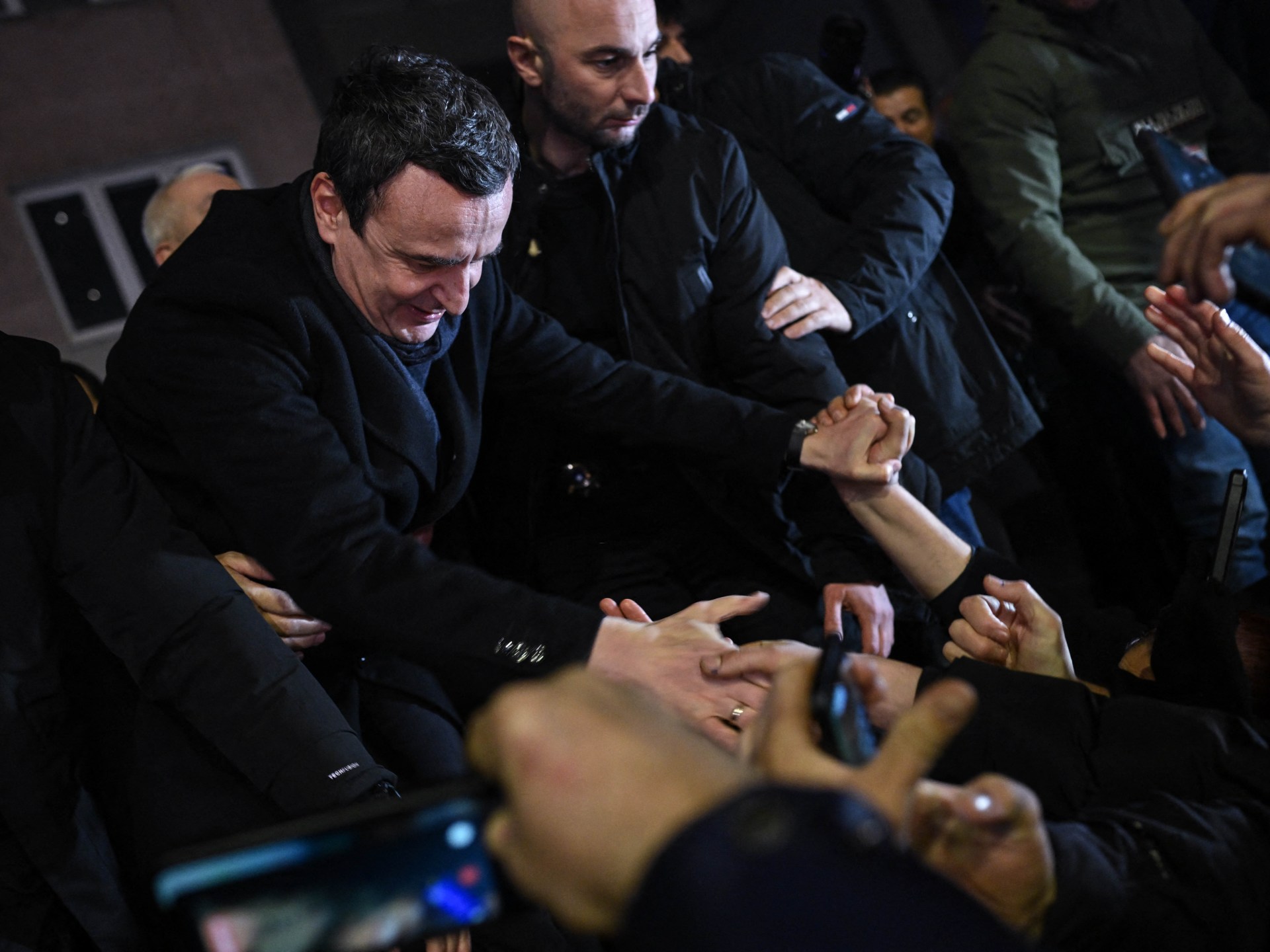 اكتساح انتخابي لحزب ألبين كورتي في كوسوفو: نحو إنهاء الجمود السياسي وبدء حقبة اقتصادية جديدة