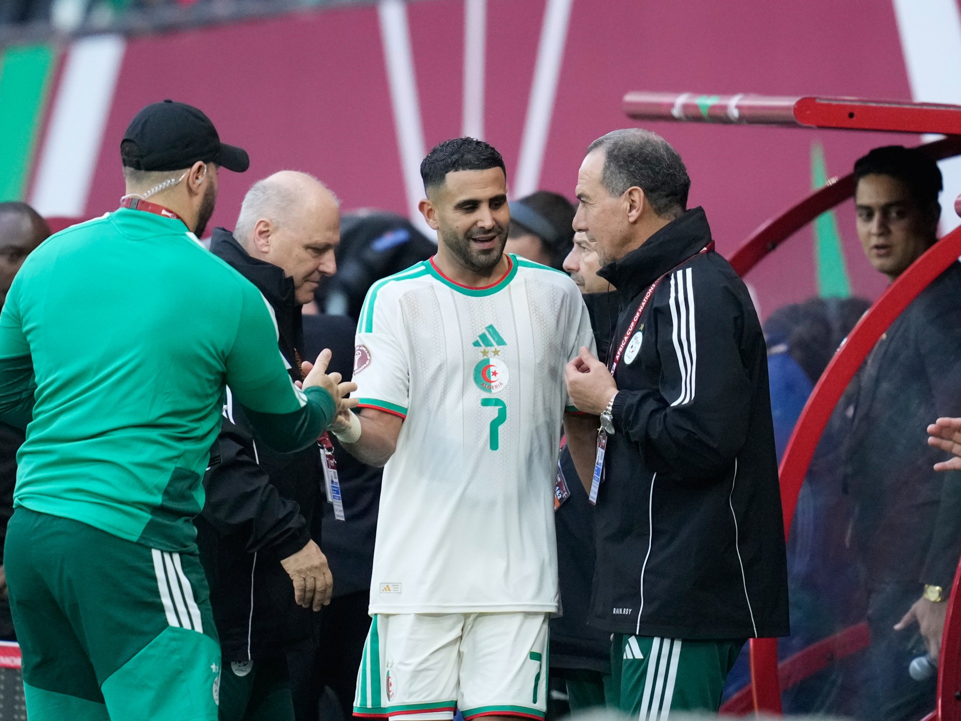 محرز يساعد مشجعا فقدَ حقيبته في مباراة الجزائر ضد بوركينا فاسو