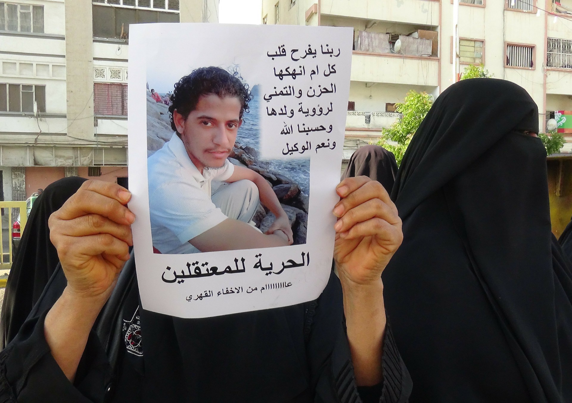 الناجون من “ثقوب الموت”.. حقائق مرعبة عن السجون السرية في عدن وصرخة استغاثة للمخفيين